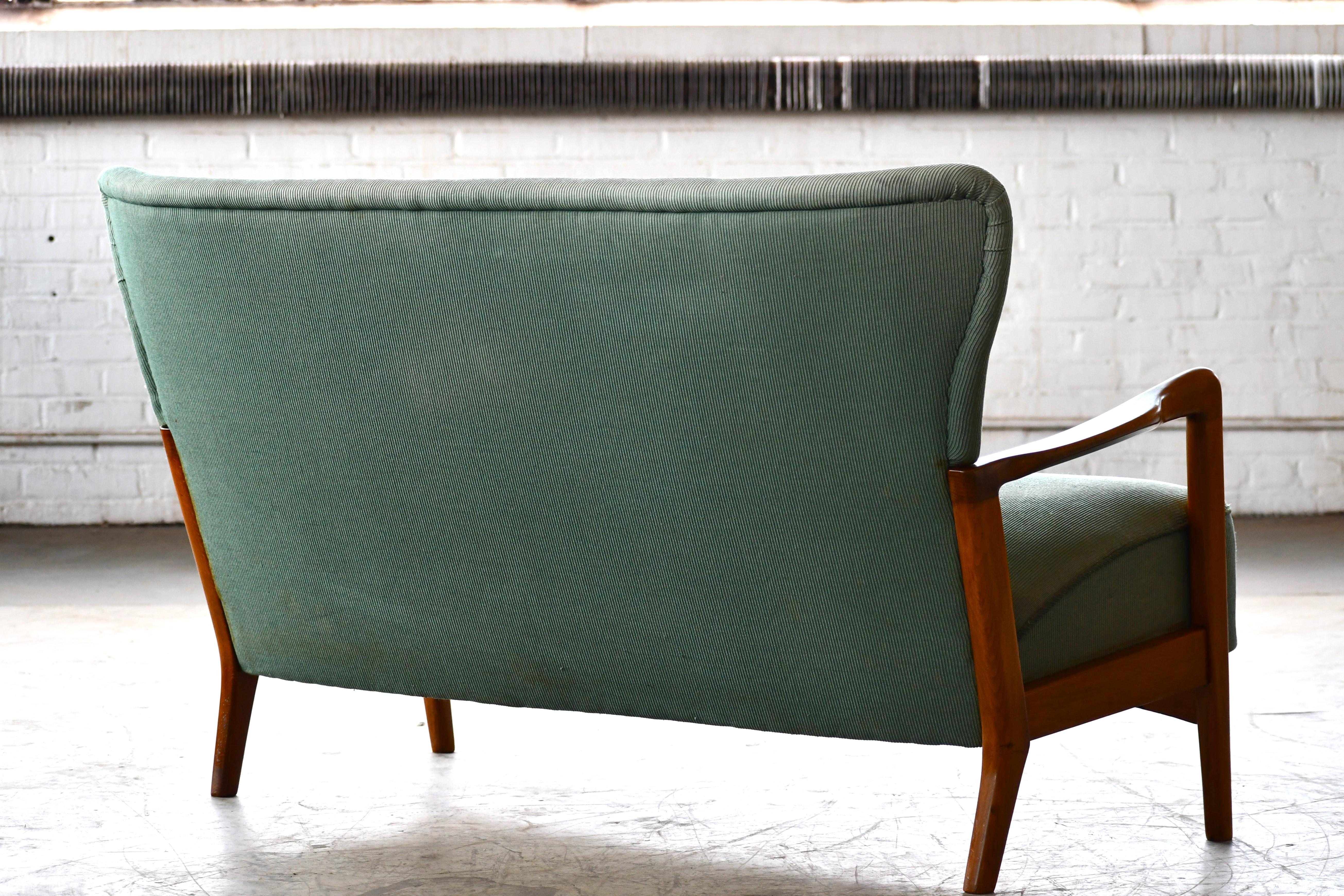 Canapé ou sofa attribué à Fritz Hansen des années 1940 avec accoudoirs ouverts  en vente 6