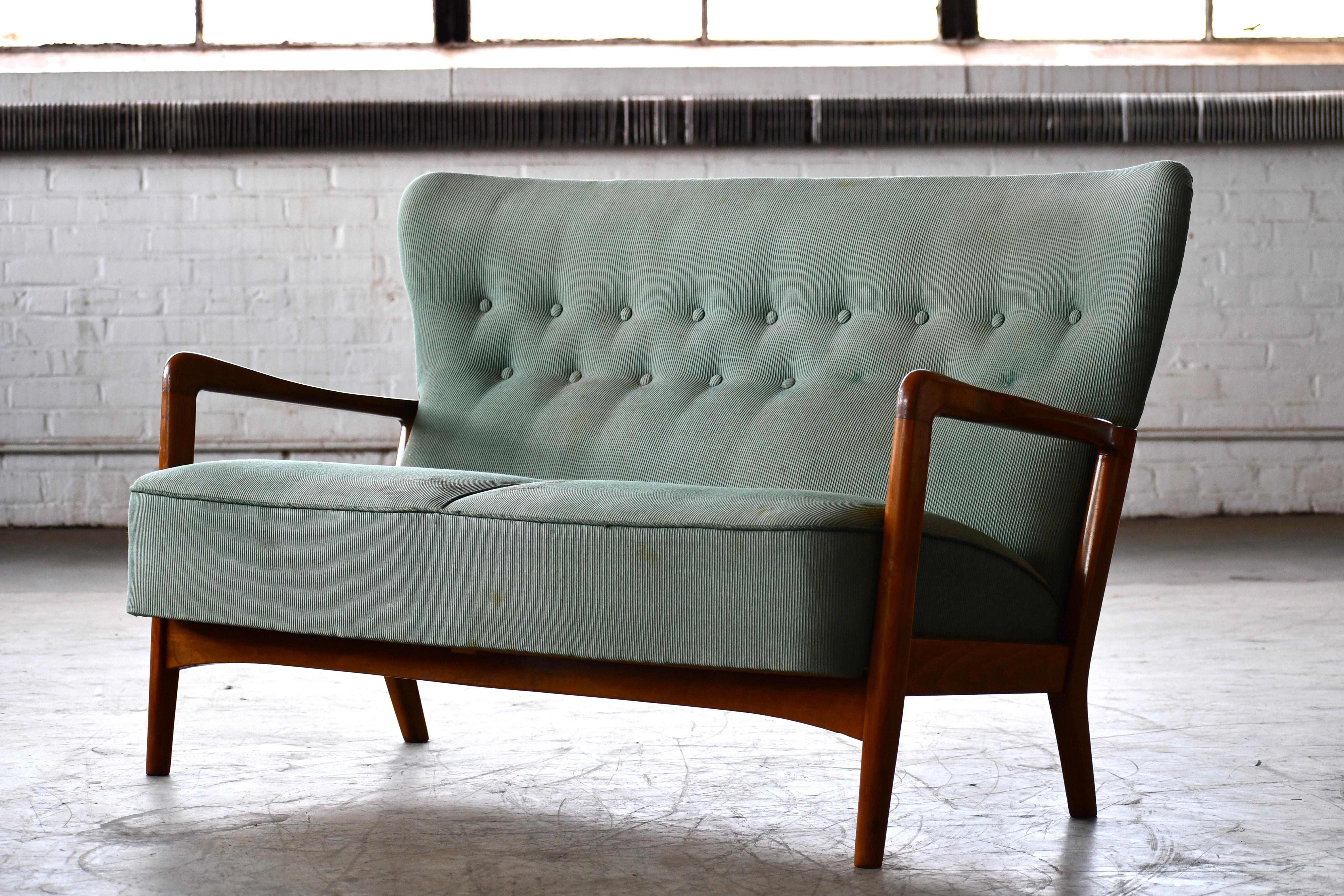 Fantastisches Fritz-Hansen-Sofa aus den 1940er Jahren, entworfen von Soren Hansen in dem für das Unternehmen charakteristischen Stil der offenen Armlehnen. Hergestellt aus gebeiztem Buchenholz, das sich durch seine Granularität und Farbe