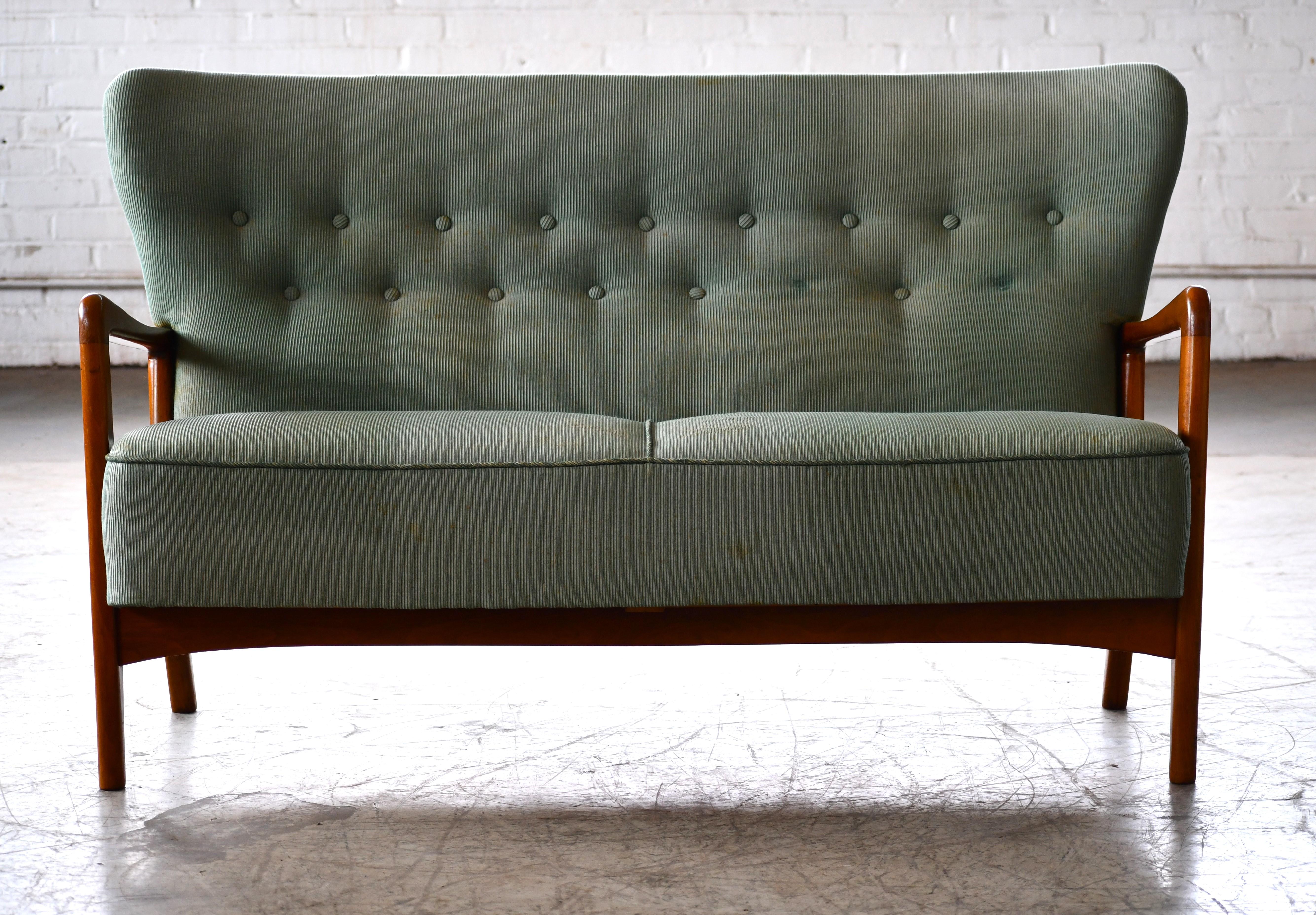 Danois Canapé ou sofa attribué à Fritz Hansen des années 1940 avec accoudoirs ouverts  en vente