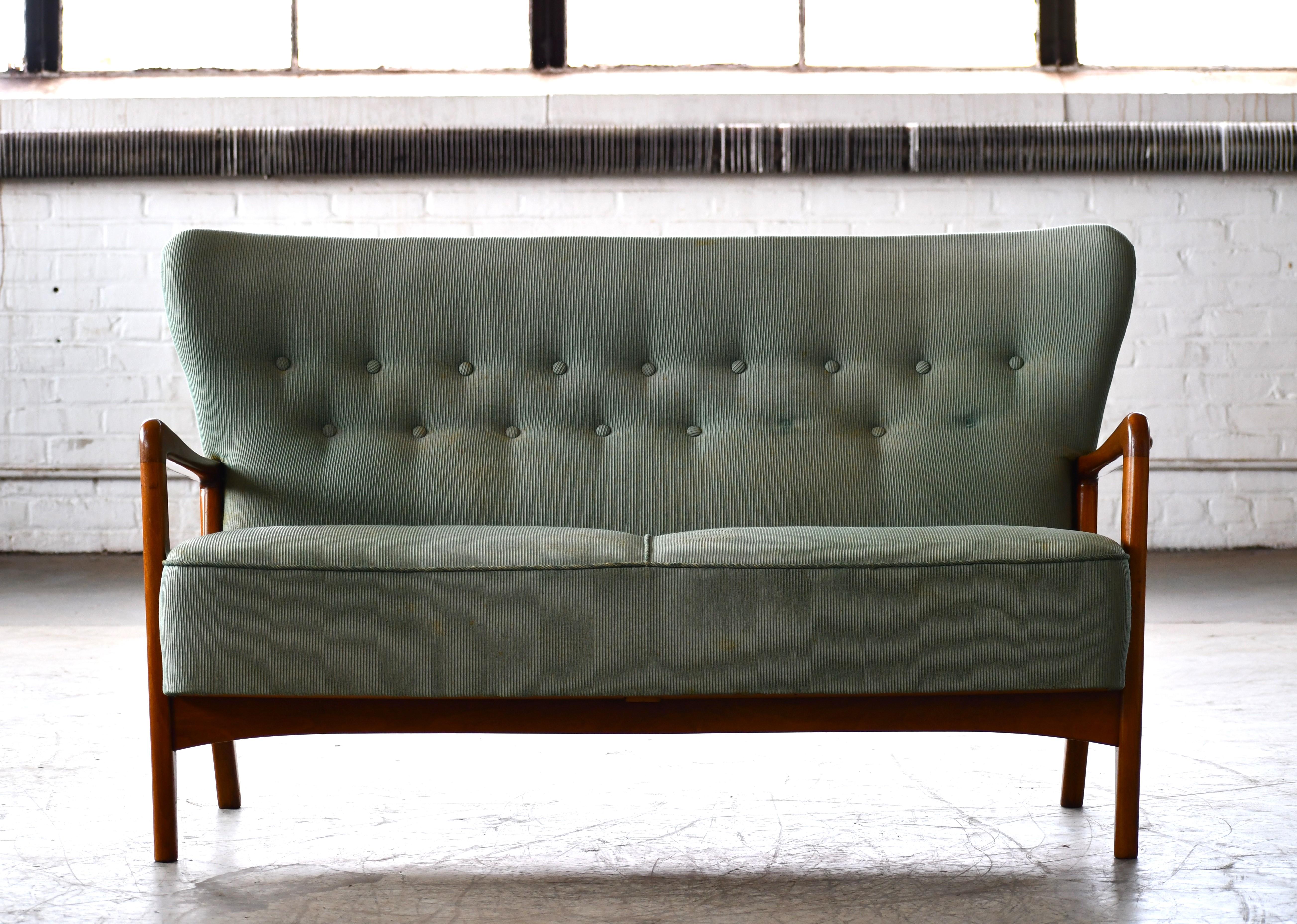 Fritz Hansen Attributed 1940s Sofa or Settee with Open Armrests  In Good Condition For Sale In Bridgeport, CT