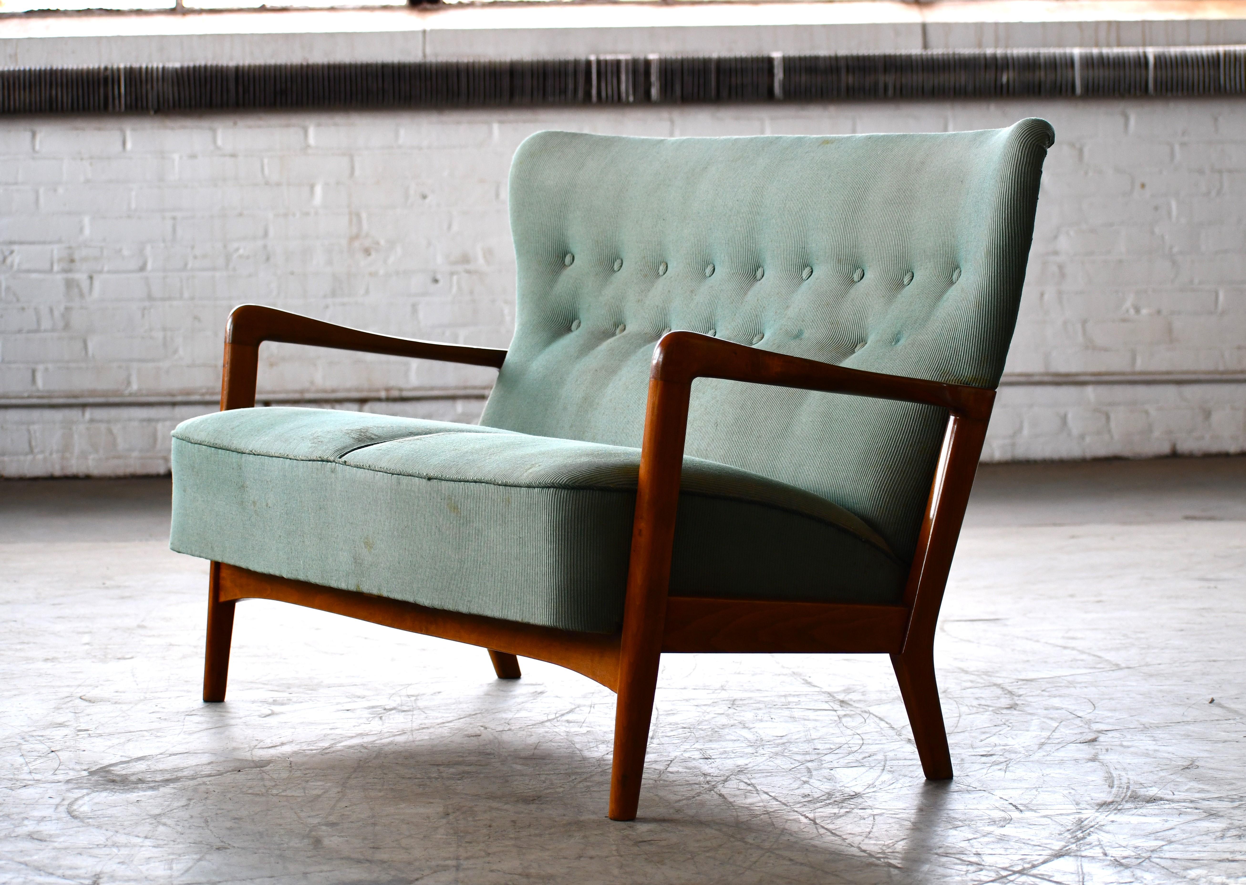Milieu du XXe siècle Canapé ou sofa attribué à Fritz Hansen des années 1940 avec accoudoirs ouverts  en vente