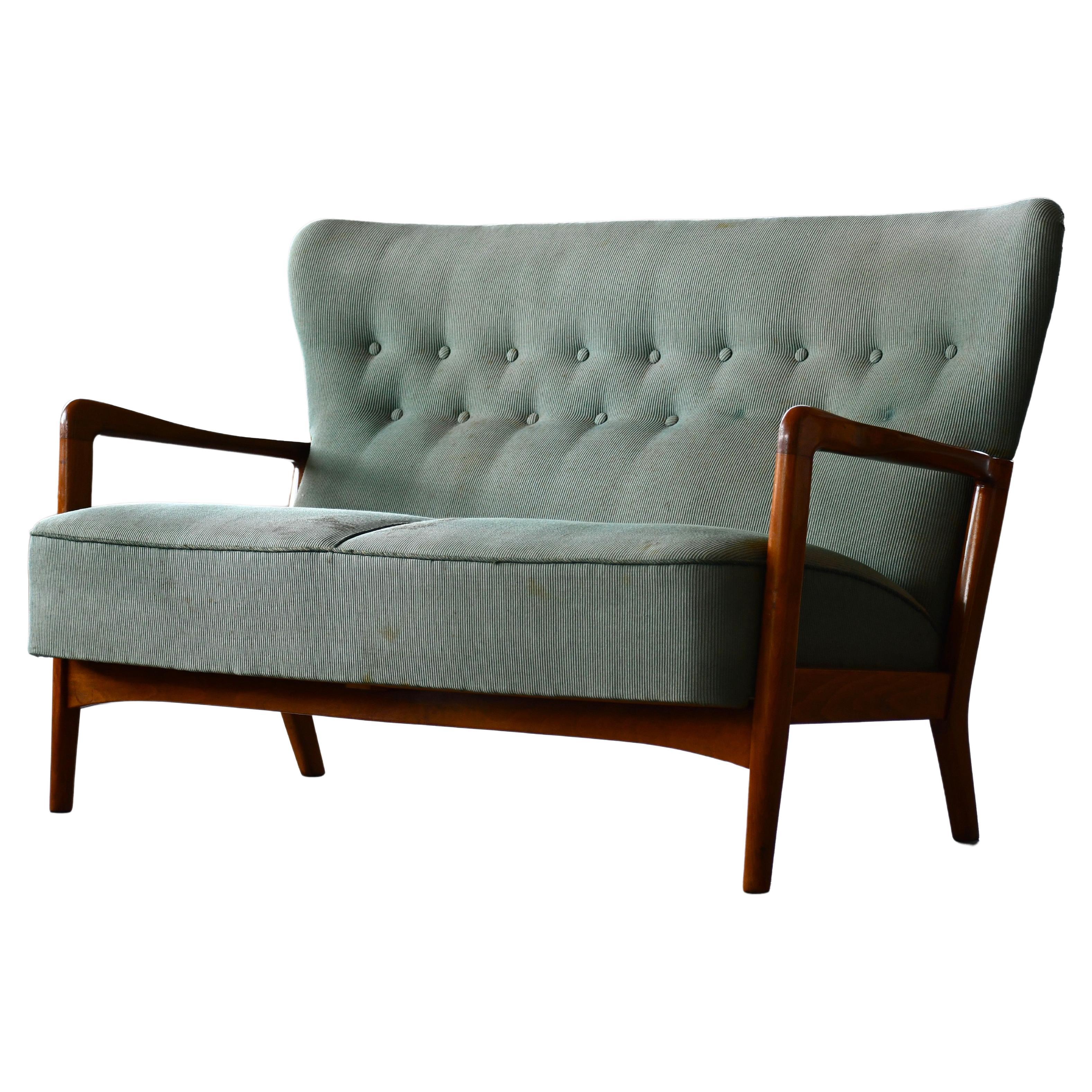 Canapé ou sofa attribué à Fritz Hansen des années 1940 avec accoudoirs ouverts  en vente