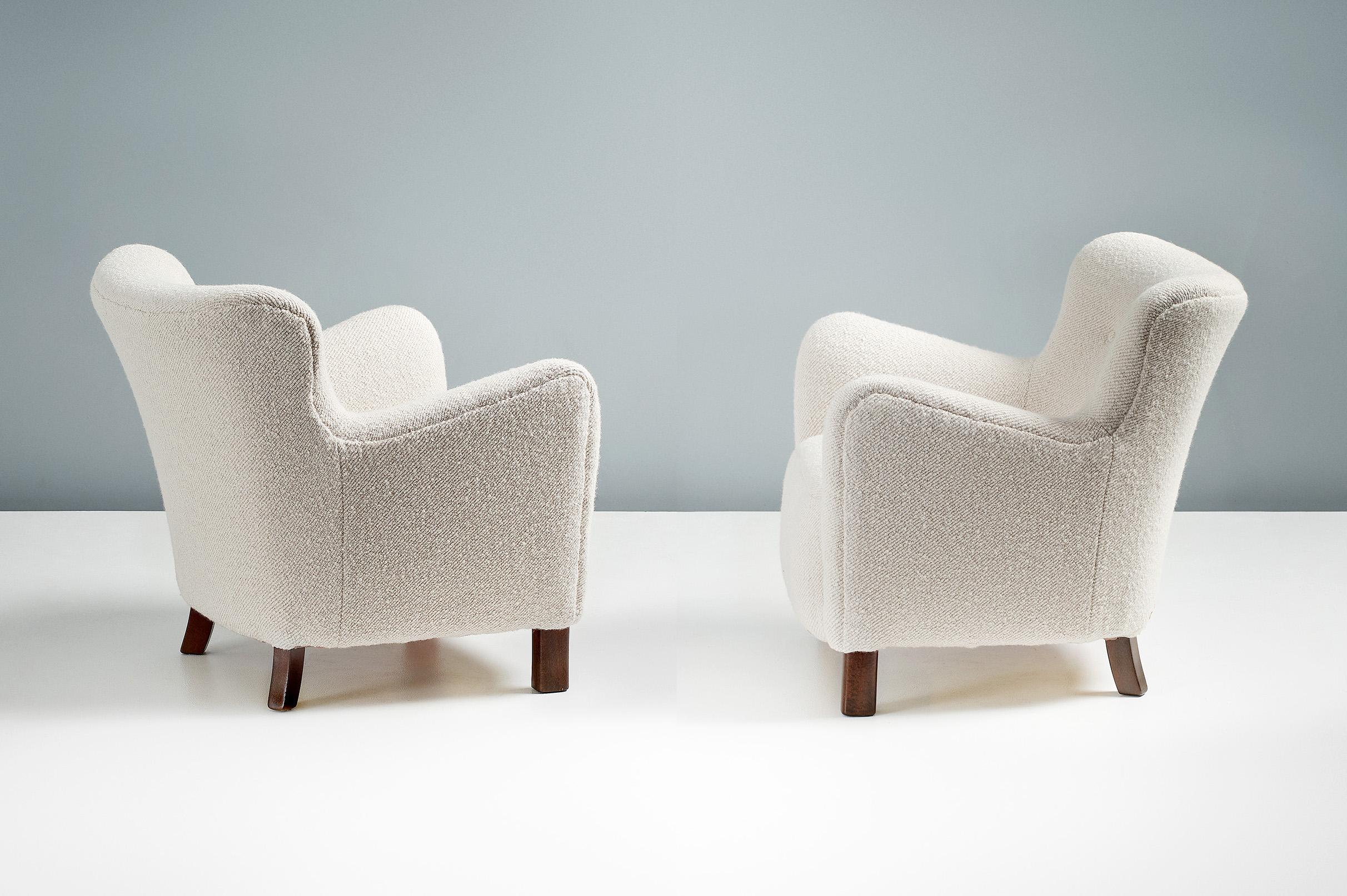 Fritz Hansen 

Lounge chairs, c1940s

A variation of the iconic Fritz Hansen 1669 lounge chair, produced in Denmark in the 1940s. These chairs have been reupholstered in new wool boucle from Dedar Milan. 

  