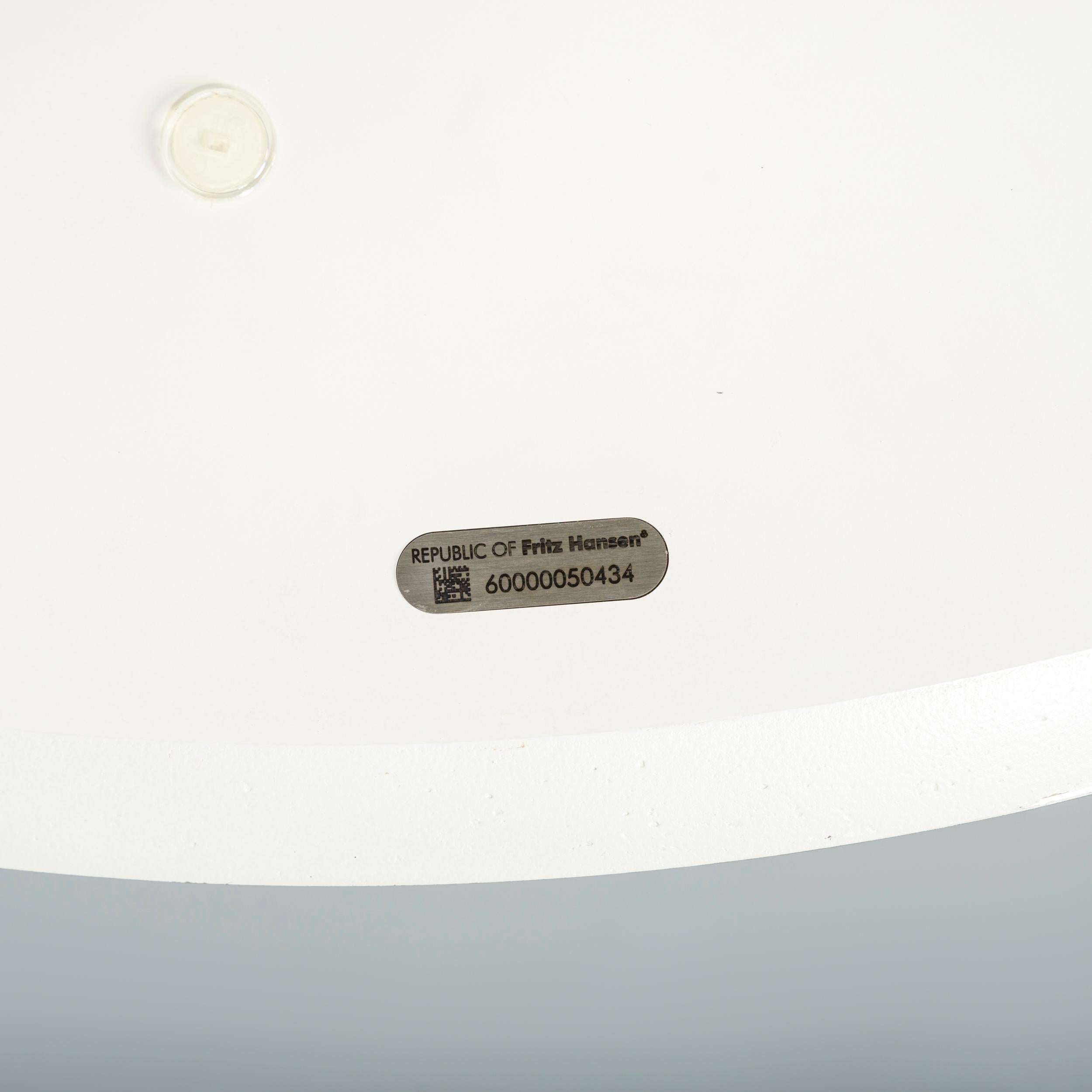 Stratifié Table de salle à manger circulaire blanche Fritz Hansen par Arne Jacobsen en vente