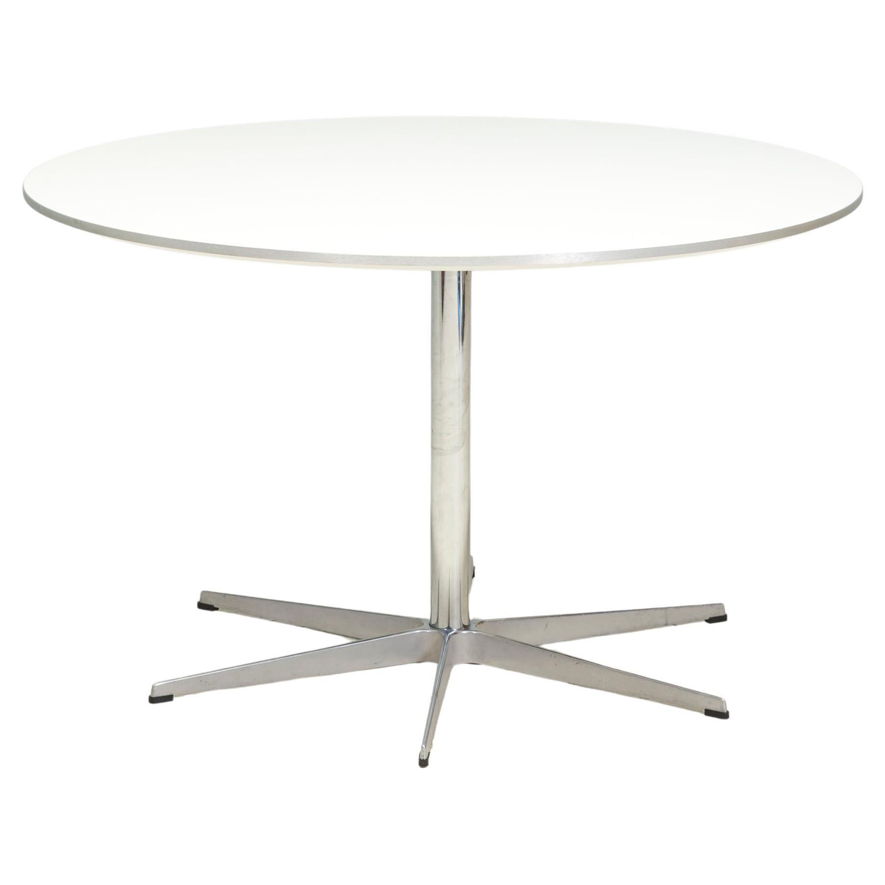 Table de salle à manger circulaire blanche Fritz Hansen par Arne Jacobsen