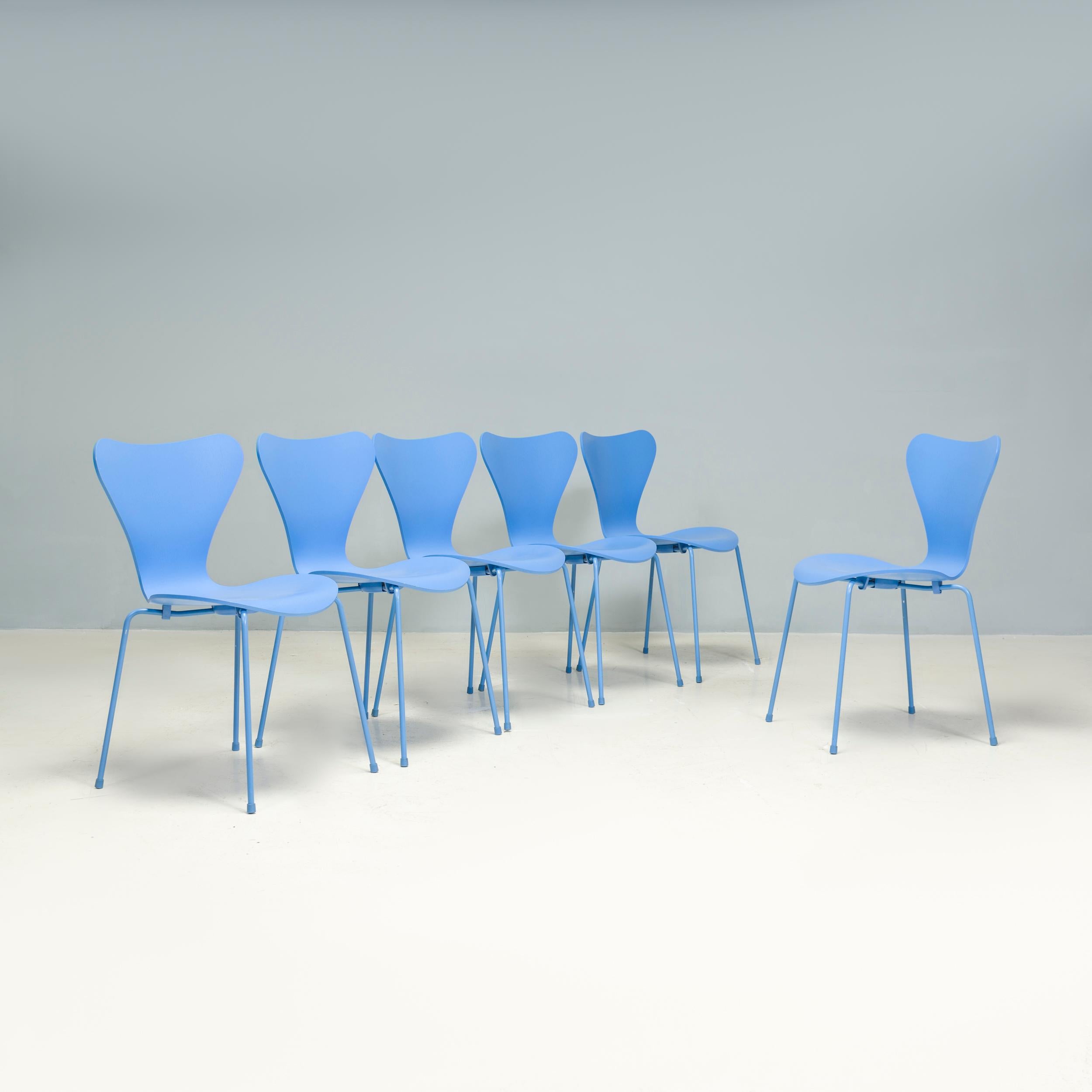 Véritable icône du design, la série 7 est devenue l'une des chaises les plus vendues de l'histoire. Conçue à l'origine par Arne Jacobsen en 1955 pour l'exposition H55 en Suède, la chaise Series 7 Dining est fabriquée par Fritz Hansen depuis lors.