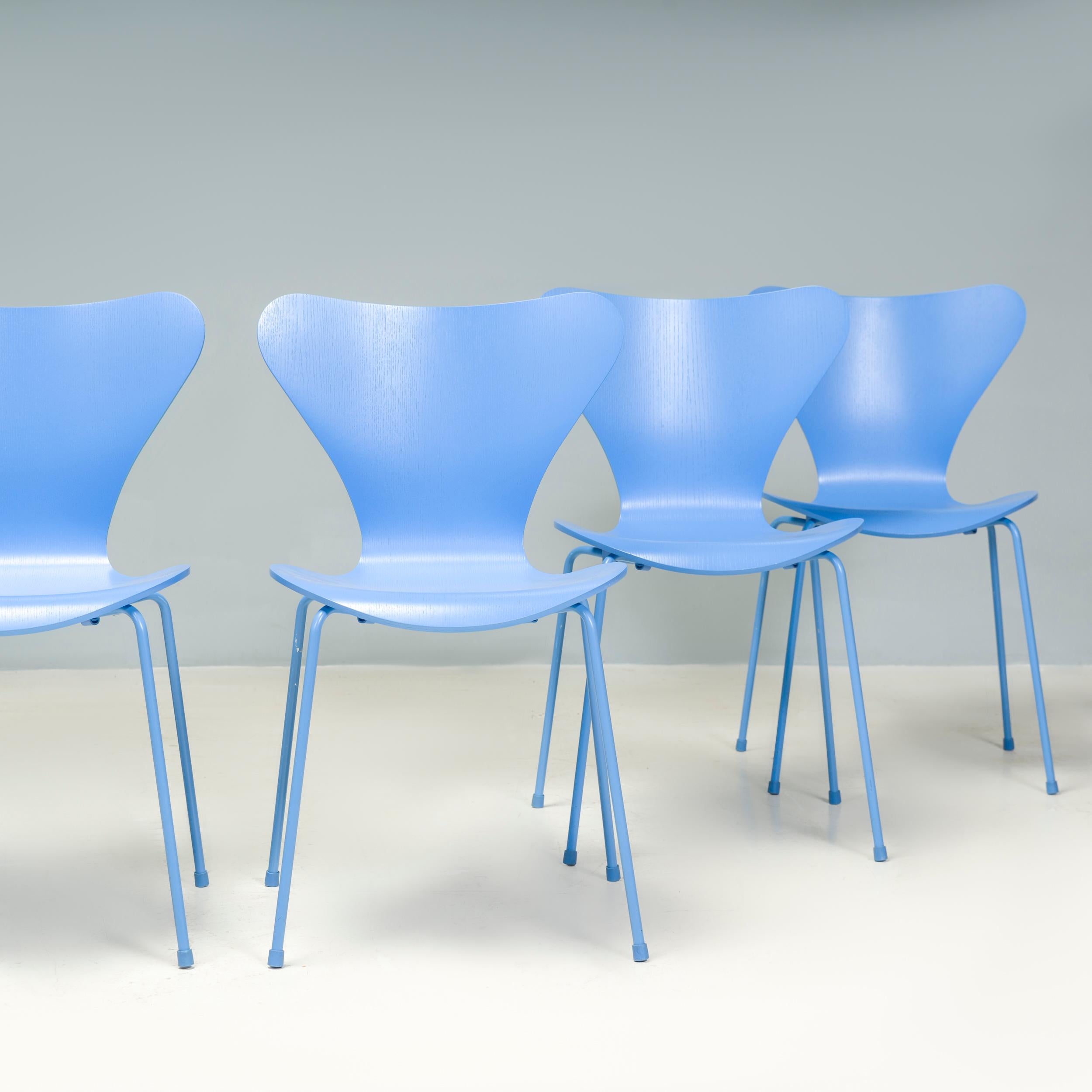  Fritz Hansen by Arne Jacobsen Monochrome Blue Series 7 Dining Chairs, Set of 6 In Good Condition For Sale In London, GB