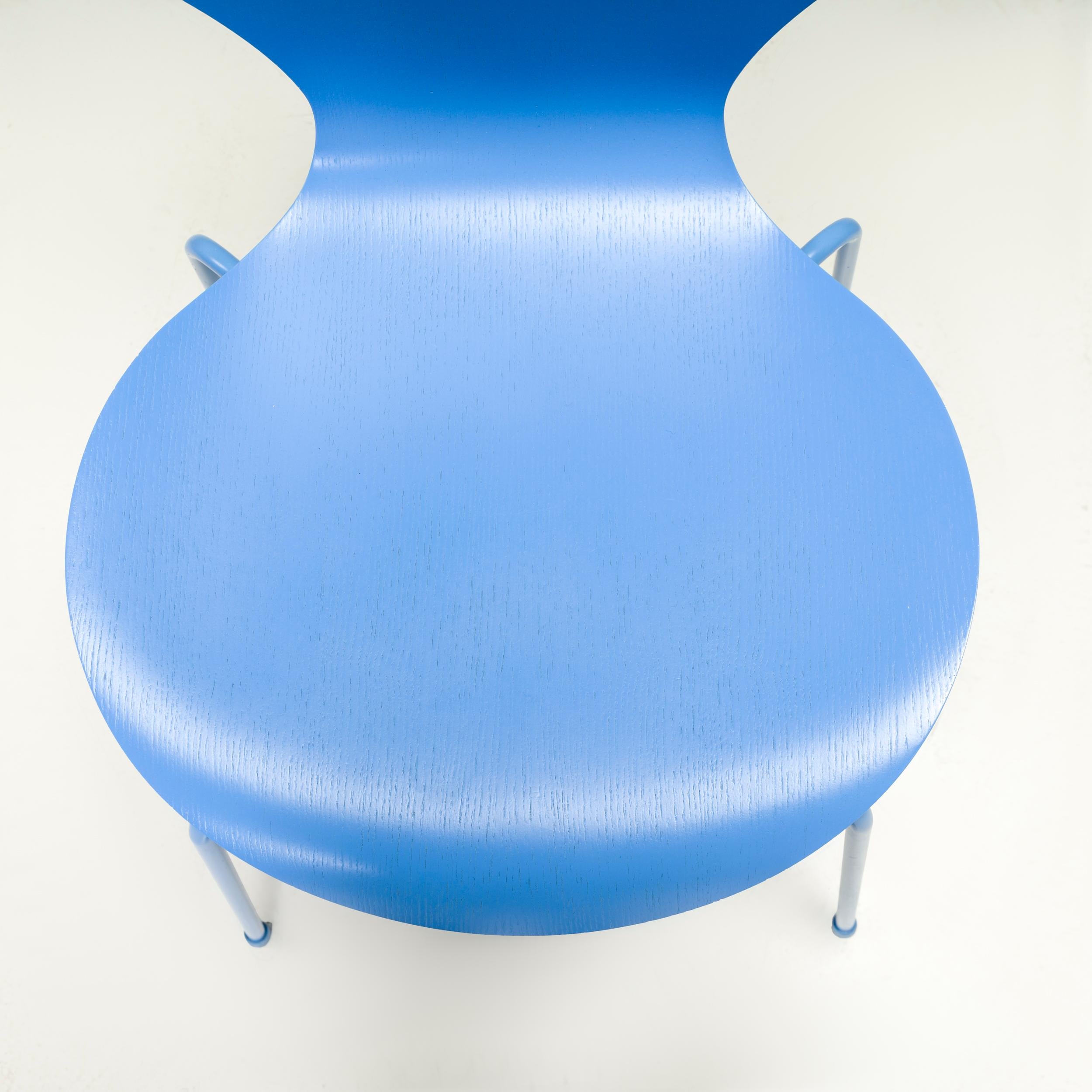 XXIe siècle et contemporain  Chaises de salle à manger Monochrome Blue Series 7 de Fritz Hansen by Arne Jacobsen, lot de 6 en vente