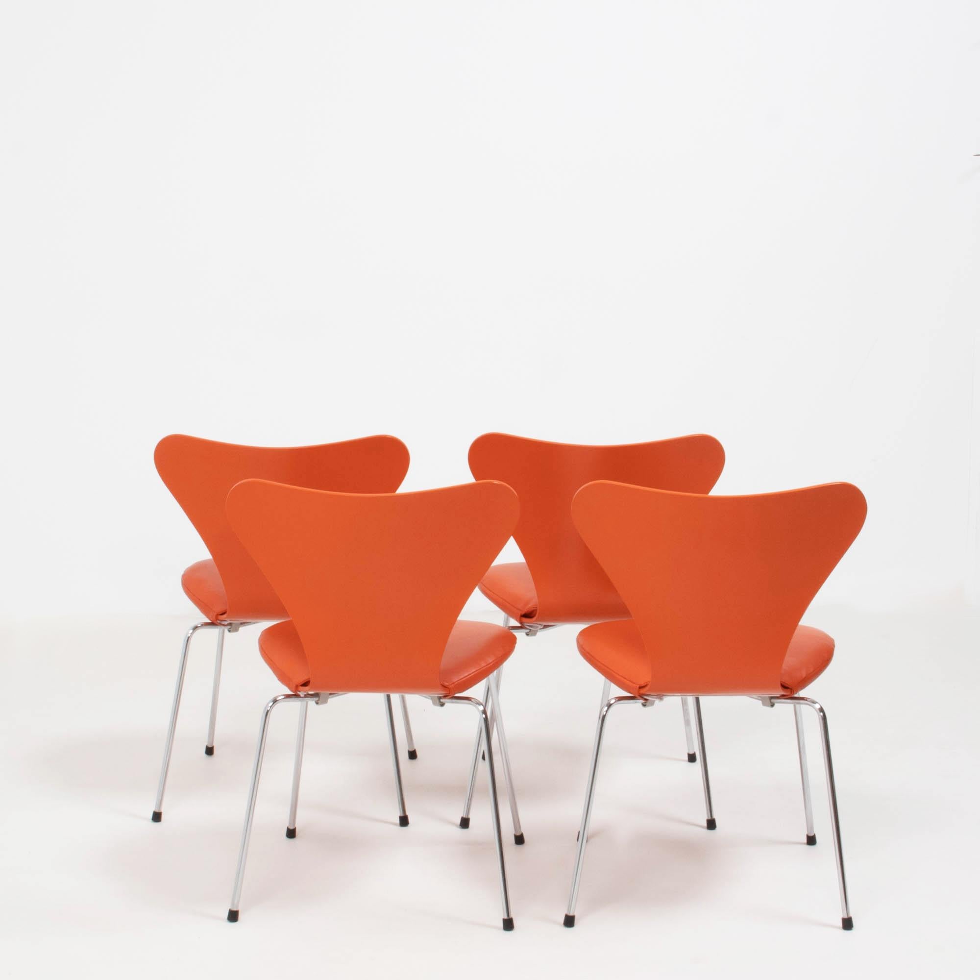 Fritz Hansen by Arne Jacobsen Orange Leather Series 7 Chairs, Set of 4 In Good Condition In London, GB