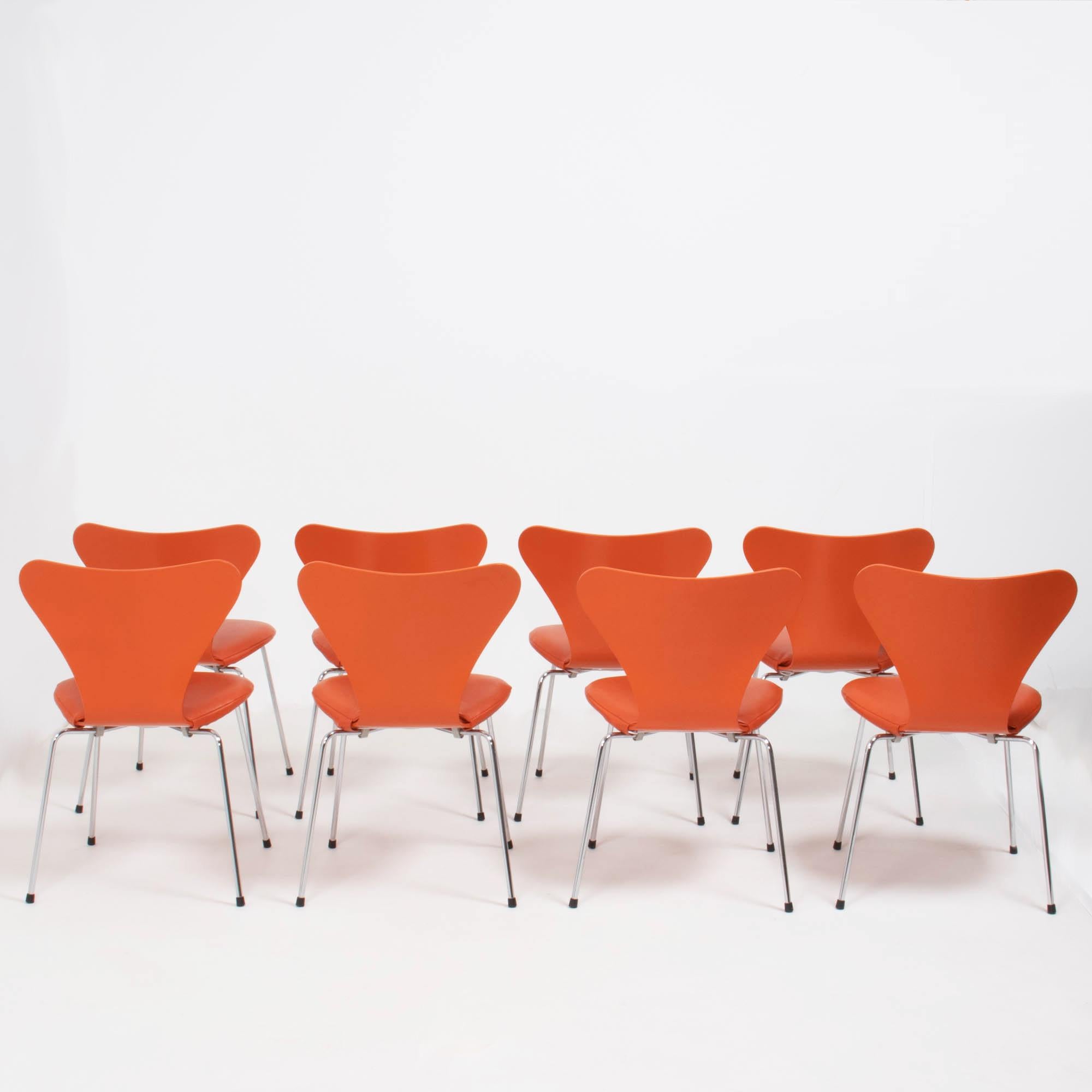 Fritz Hansen by Arne Jacobsen Orange Leather Series 7 Chairs, Set of 8 In Good Condition In London, GB