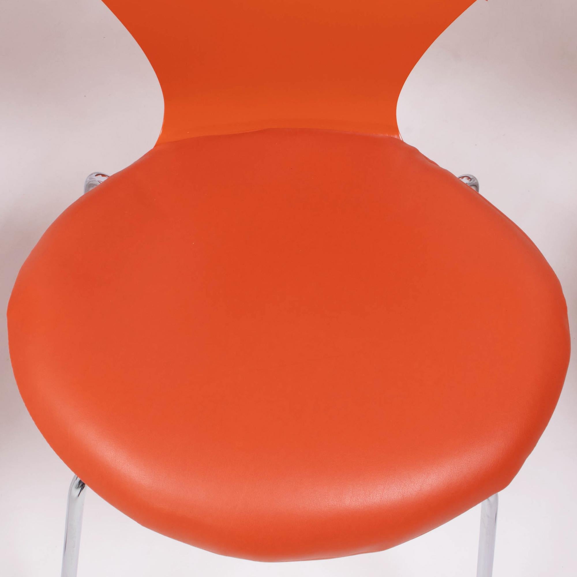 Fritz Hansen by Arne Jacobsen Orange Leather Series 7 Dining Chairs, Set of 4 In Good Condition For Sale In London, GB
