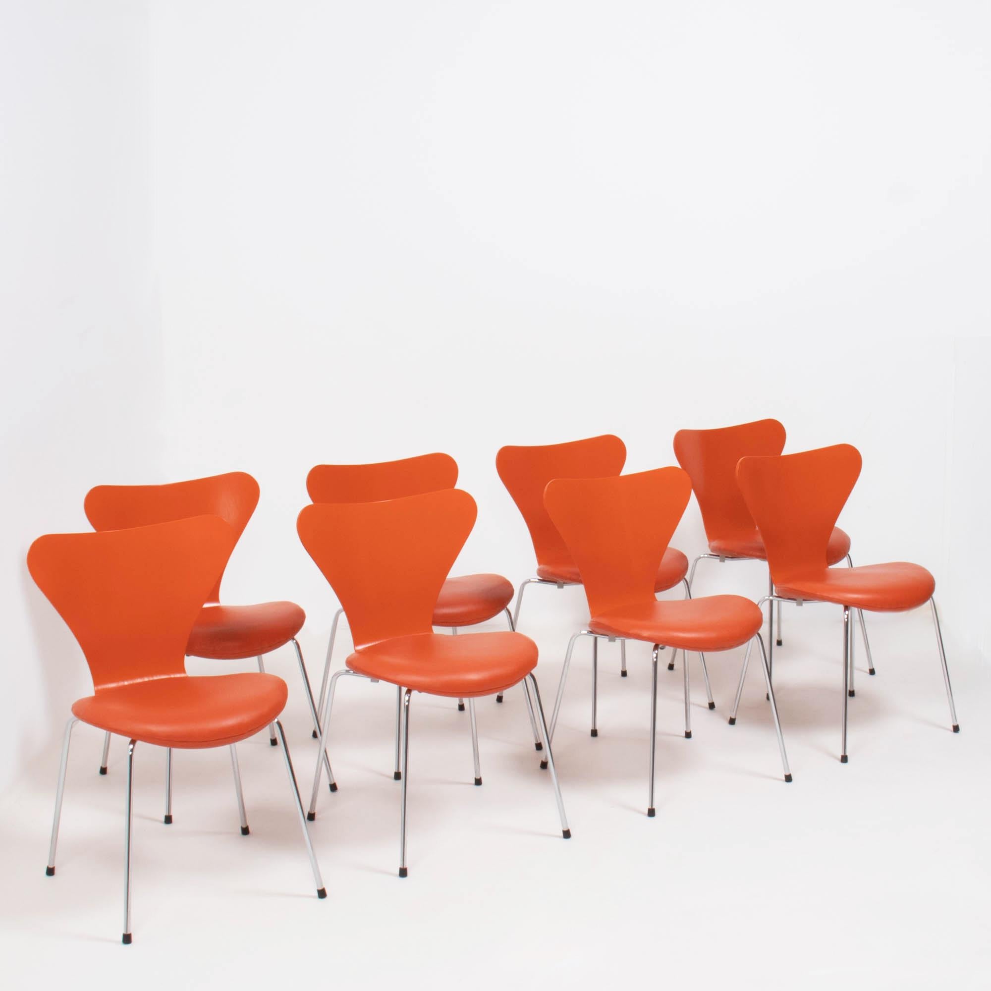 Fritz Hansen by Arne Jacobsen Serie 7 in pelle arancione, Set di due sedie da pranzo in vendita 6