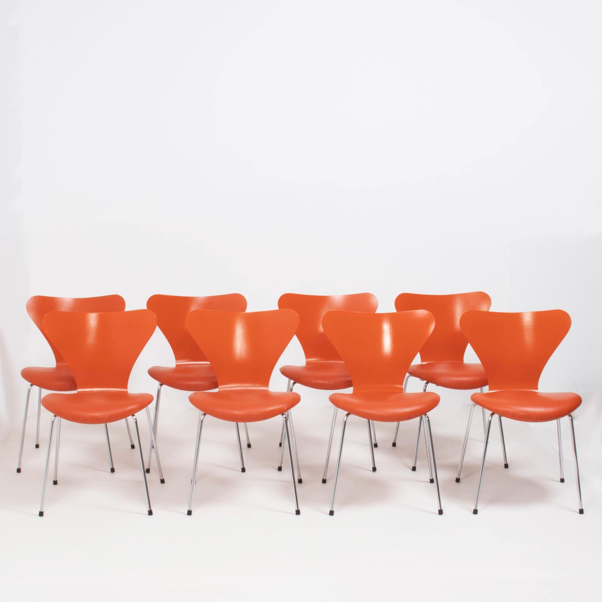 Fritz Hansen by Arne Jacobsen Serie 7 in pelle arancione, Set di due sedie da pranzo in vendita 7