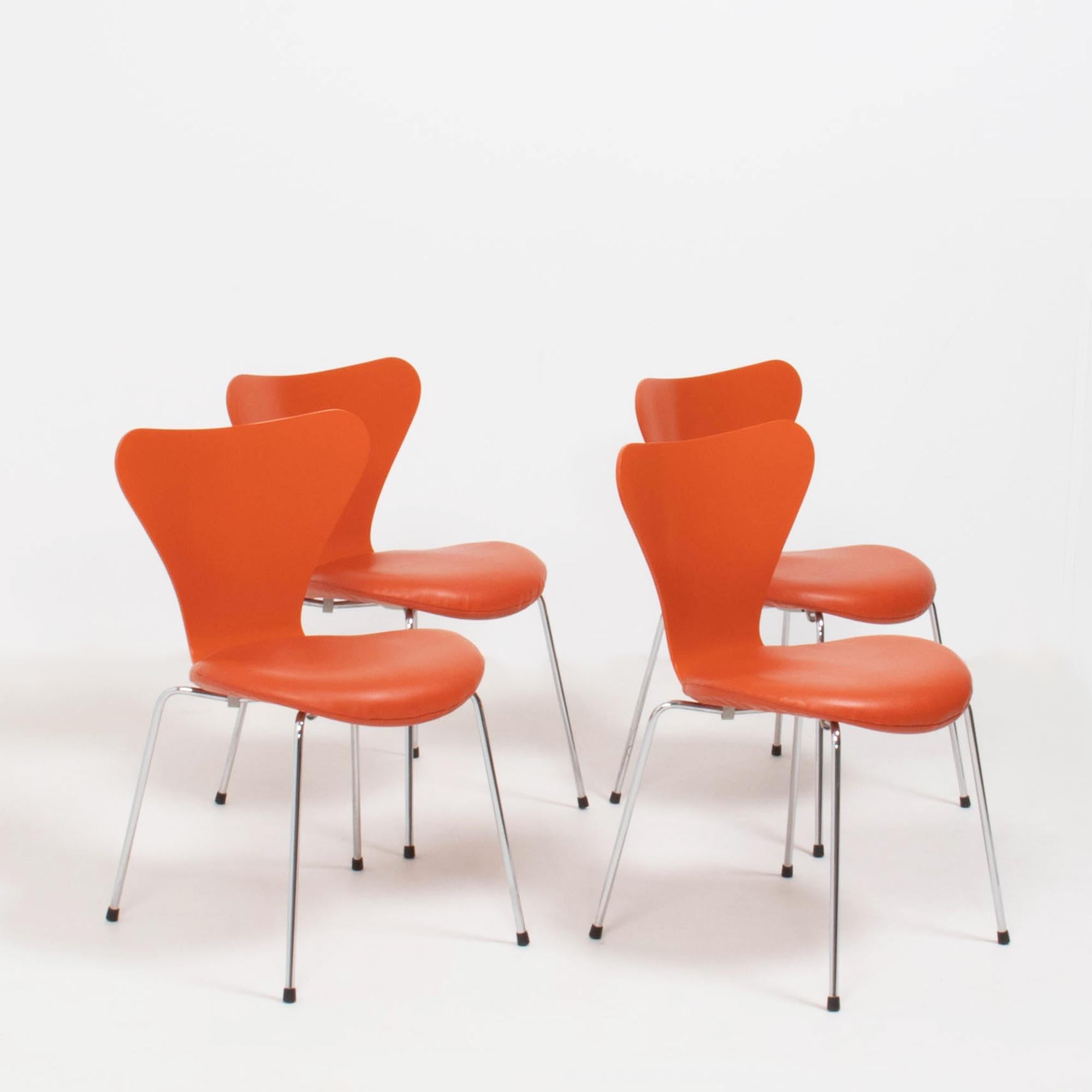 Fritz Hansen by Arne Jacobsen Serie 7 in pelle arancione, Set di due sedie da pranzo in vendita 9