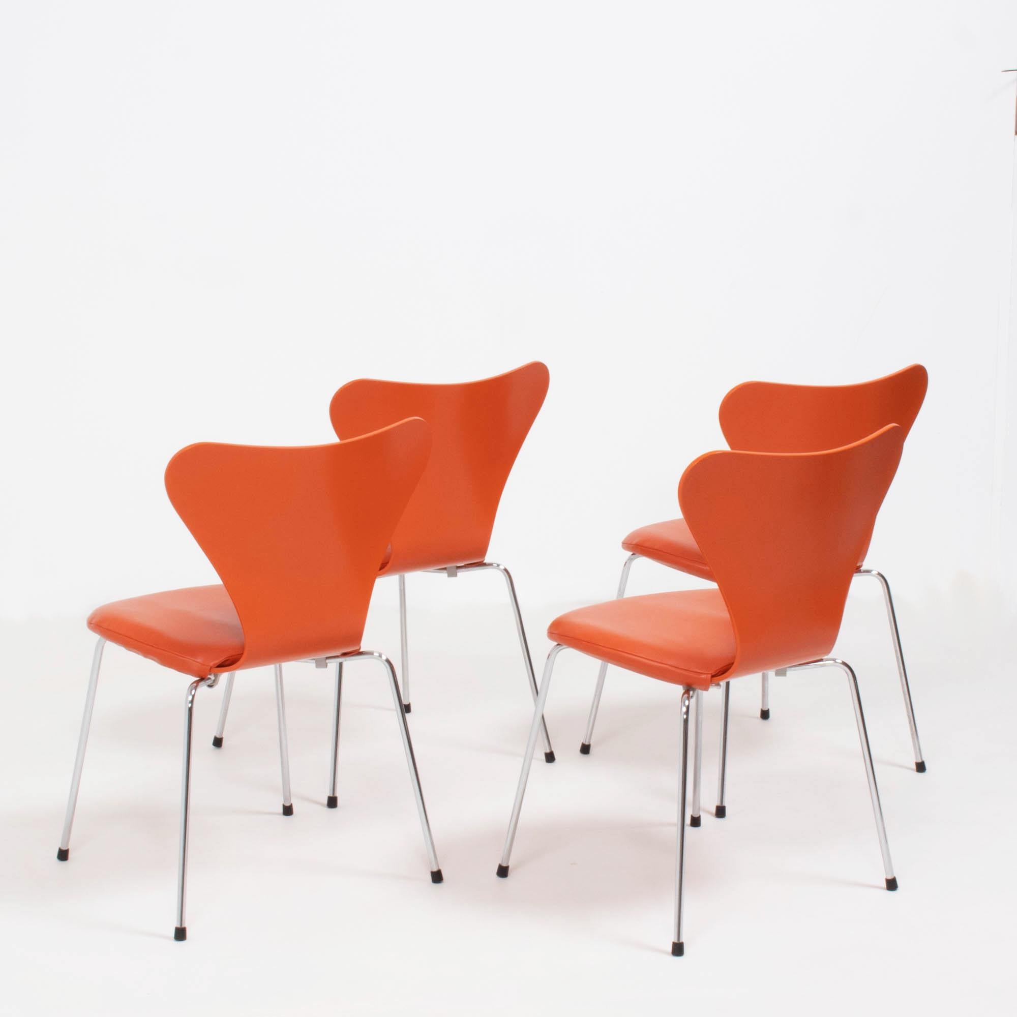 Fritz Hansen by Arne Jacobsen Serie 7 in pelle arancione, Set di due sedie da pranzo in vendita 12