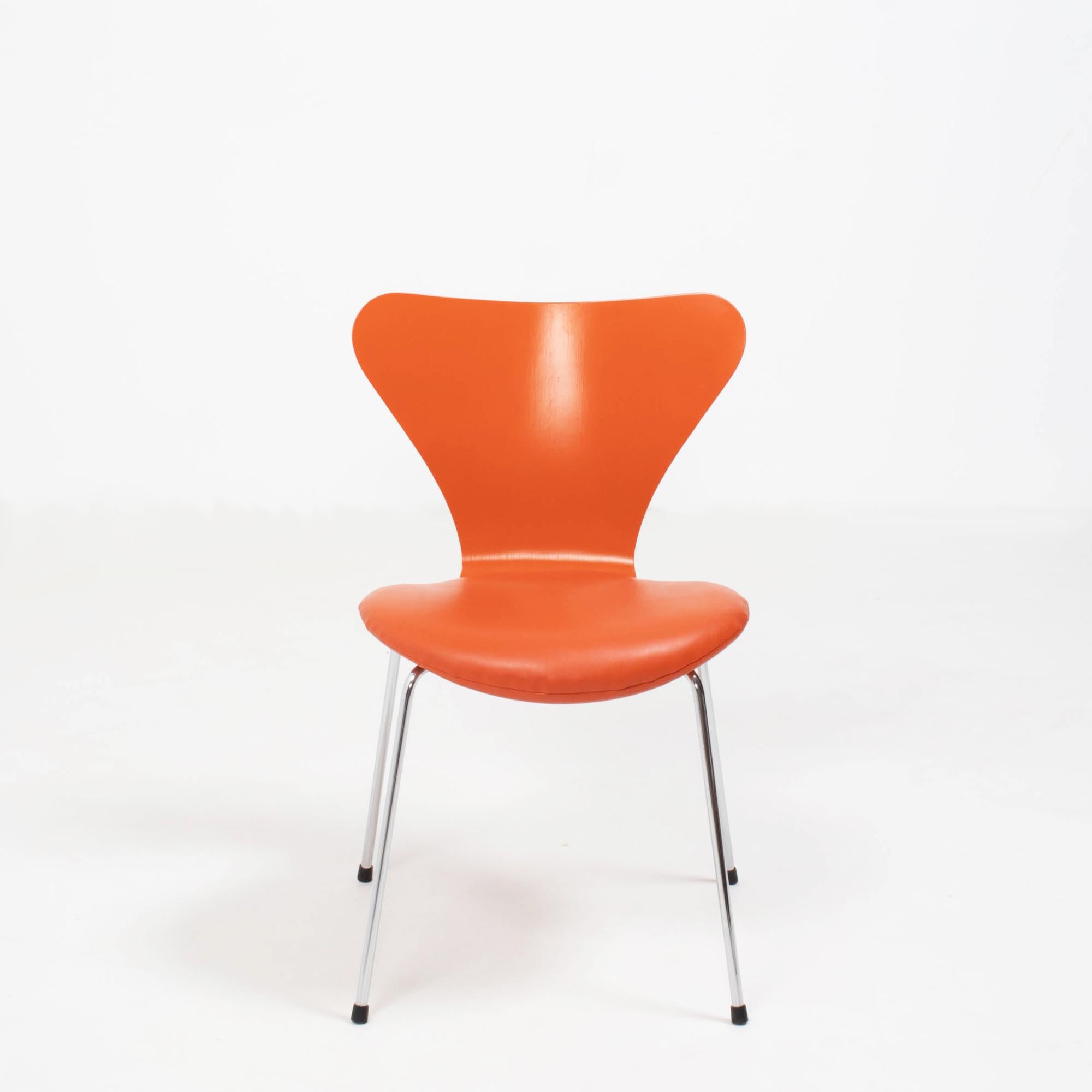 Scandinavo moderno Fritz Hansen by Arne Jacobsen Serie 7 in pelle arancione, Set di due sedie da pranzo in vendita