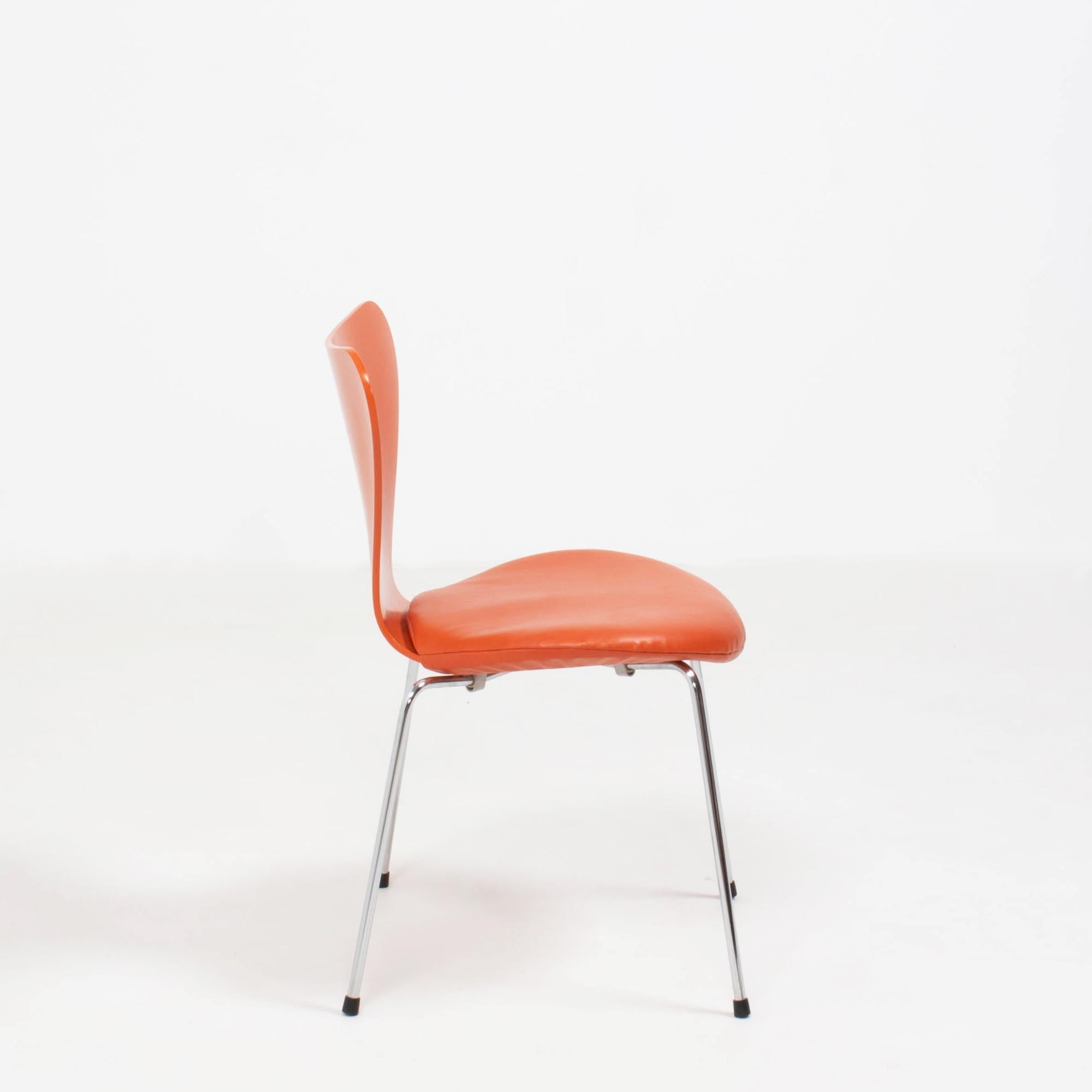 Danese Fritz Hansen by Arne Jacobsen Serie 7 in pelle arancione, Set di due sedie da pranzo in vendita