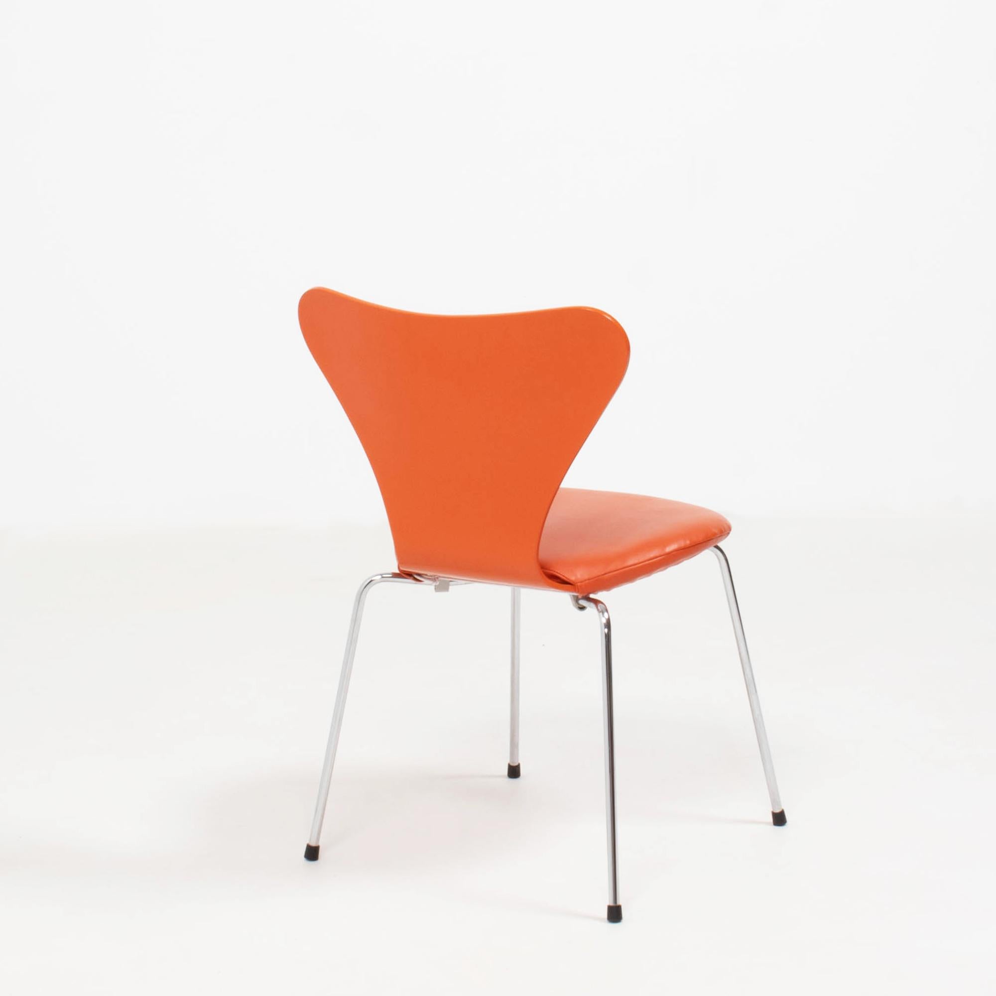 Fritz Hansen by Arne Jacobsen Serie 7 in pelle arancione, Set di due sedie da pranzo In condizioni buone in vendita a Basildon, London