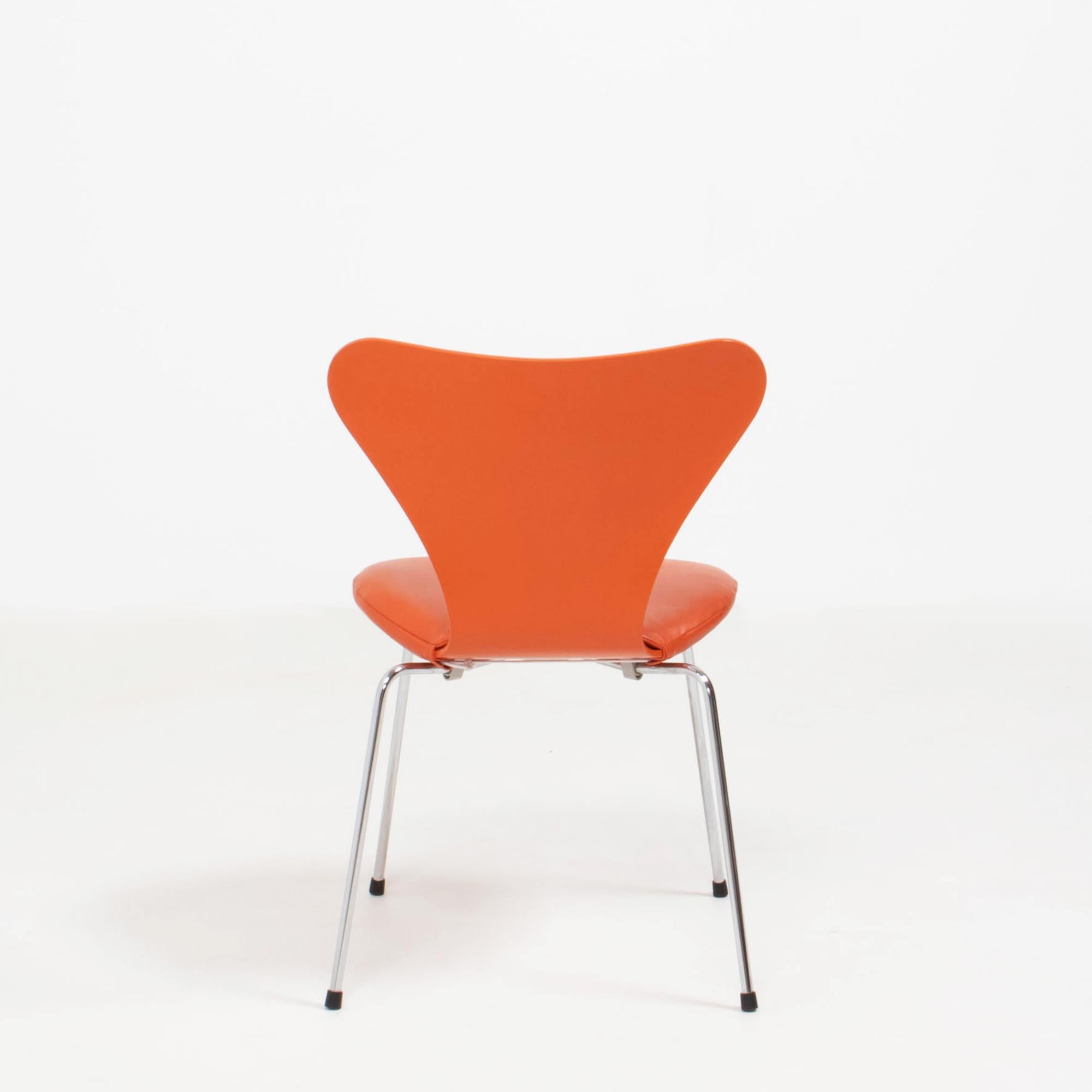 XXI secolo e contemporaneo Fritz Hansen by Arne Jacobsen Serie 7 in pelle arancione, Set di due sedie da pranzo in vendita