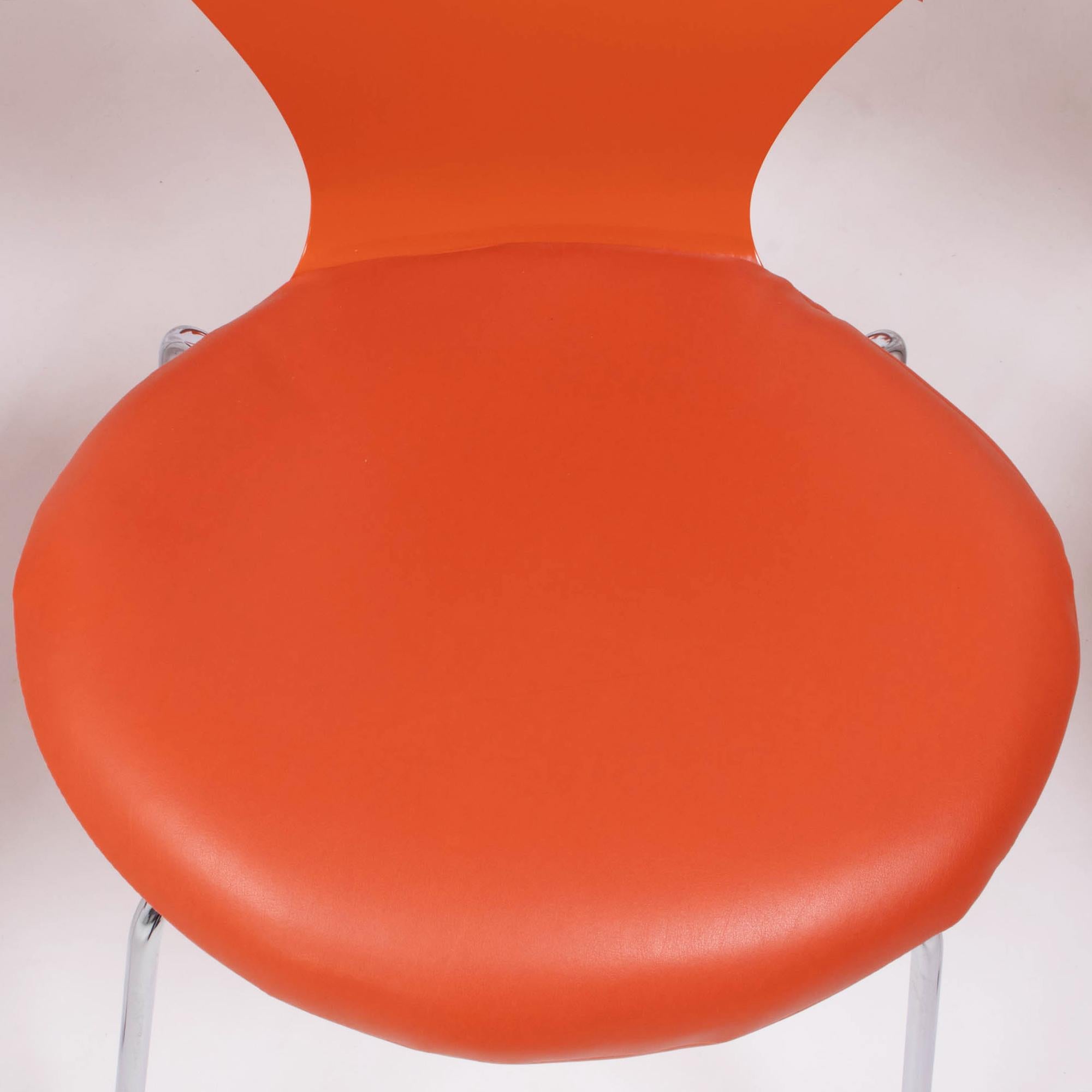 Fritz Hansen by Arne Jacobsen Serie 7 in pelle arancione, Set di due sedie da pranzo in vendita 1