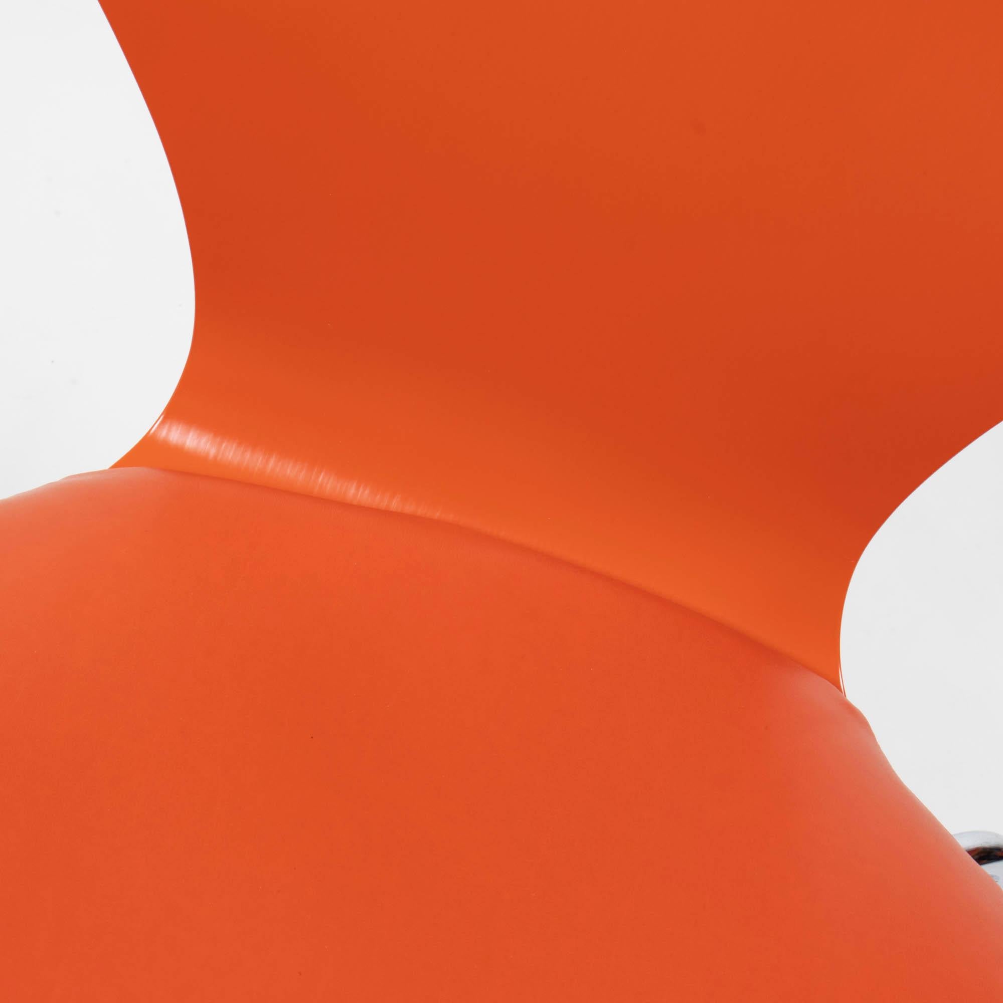 Fritz Hansen by Arne Jacobsen Serie 7 in pelle arancione, Set di due sedie da pranzo in vendita 2