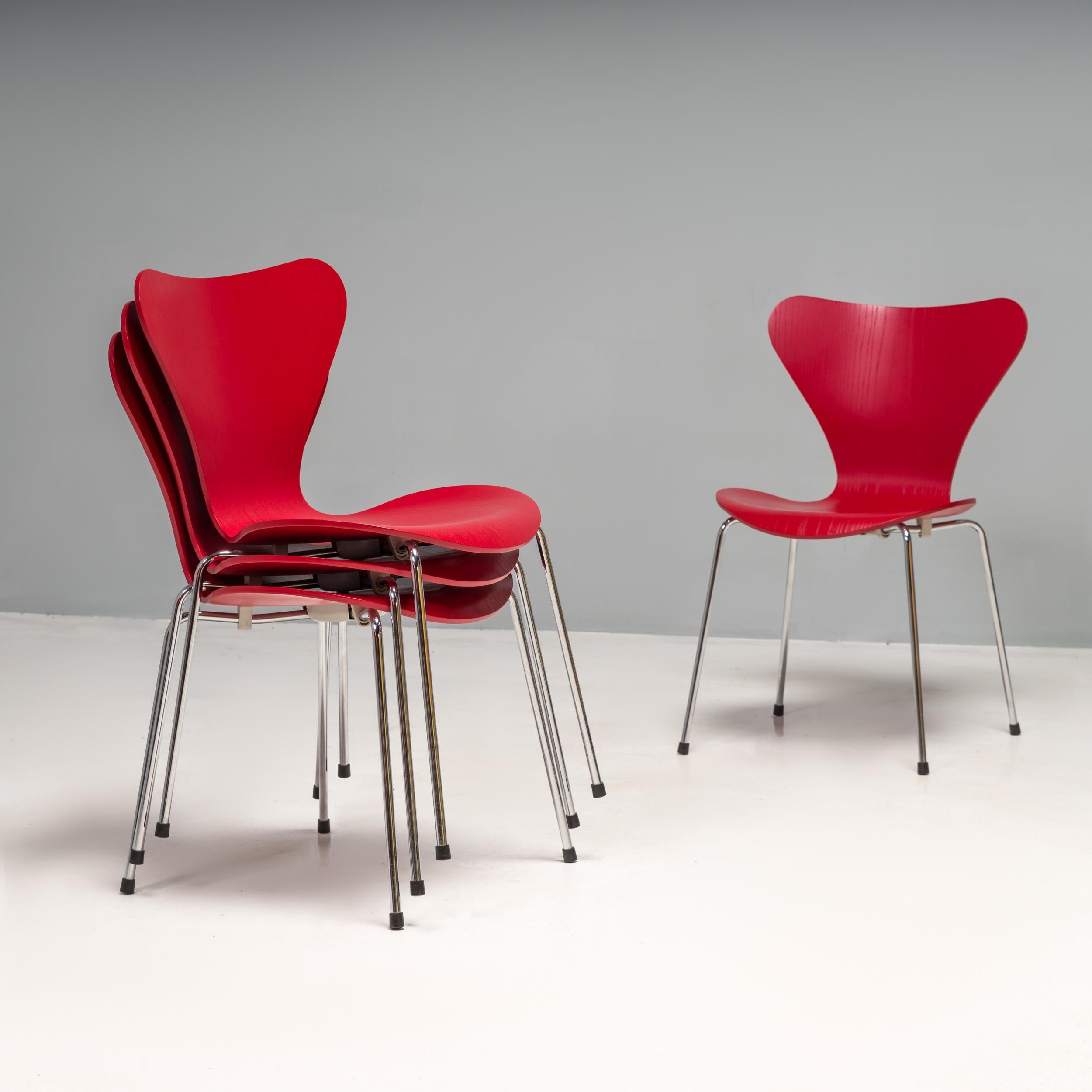 Fritz Hansen by Arne Jacobsen Red Series 7 Dining Chairs, Set of 4 In Good Condition In London, GB