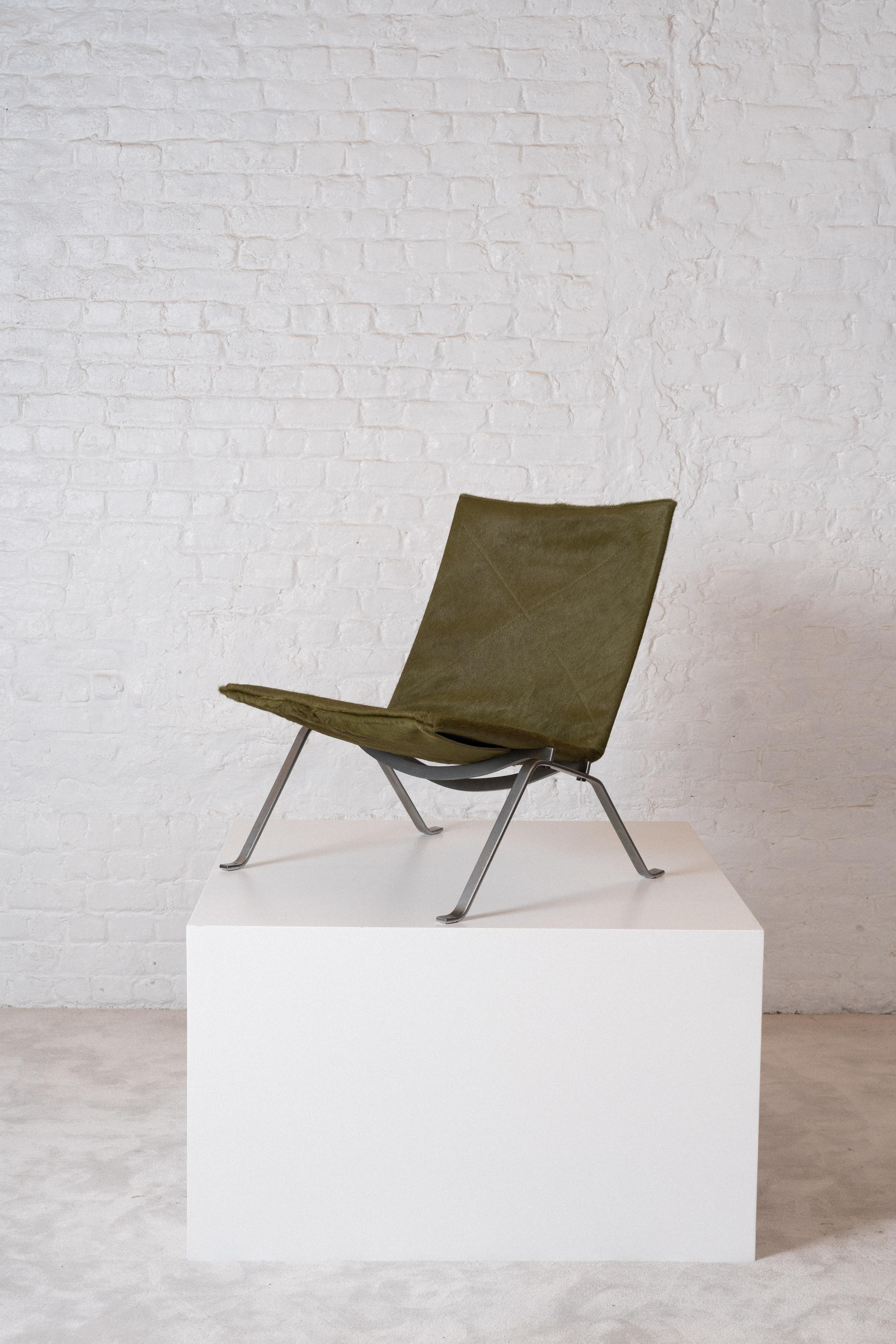 PK22 chair, designed by Poul Kjaerholm, circa 1956, in Danemark and produced by Fritz Hansen, has been carefully restored by our Belgian artisans. What makes this piece unique is its minimalist and refined design. The original upholstery has been
