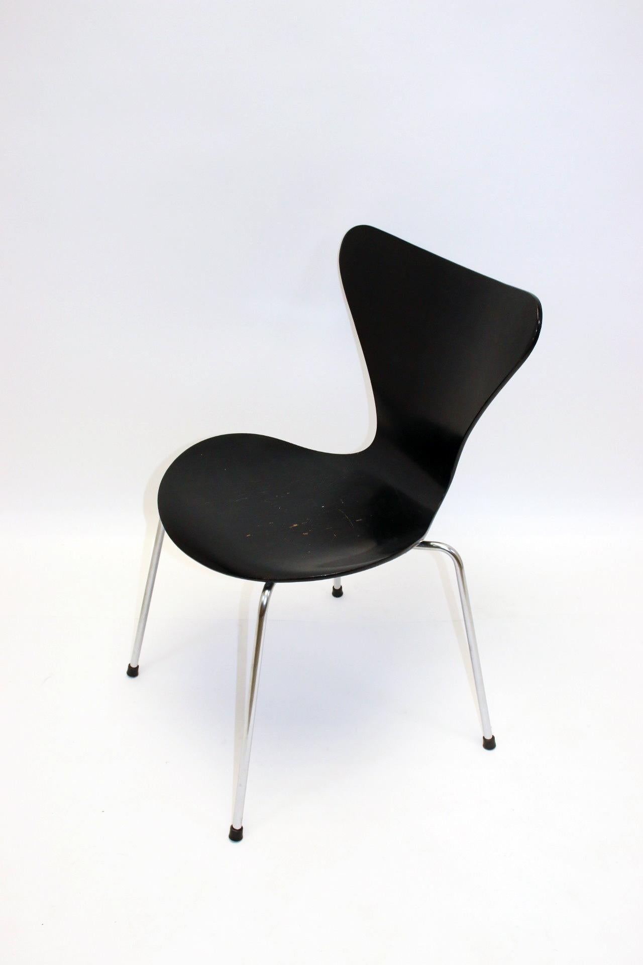 Magnifique chaise de la plus célèbre chaise d'Arne Jacobsen, modèle 3107, ou chaise papillon. Il s'agit d'une des premières chaises commercialisées entre 1955 et 1963. Les capuchons métalliques d'origine sont également présents au fond. La chaise