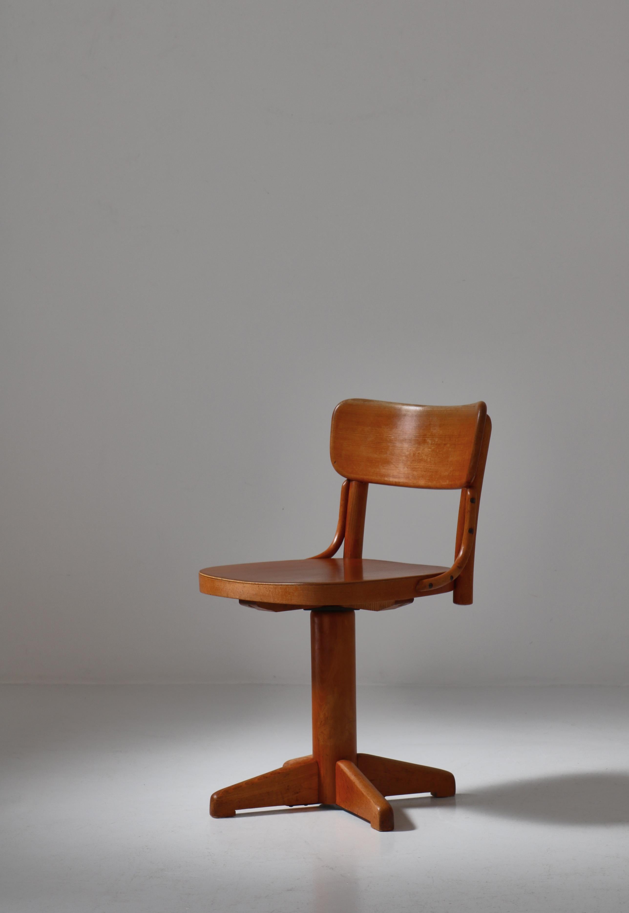 Drehstuhl „DAN“ von Fritz Hansen aus gebogenem Buchenholz von Magnus Stephensen, 1930er Jahre (Skandinavische Moderne) im Angebot