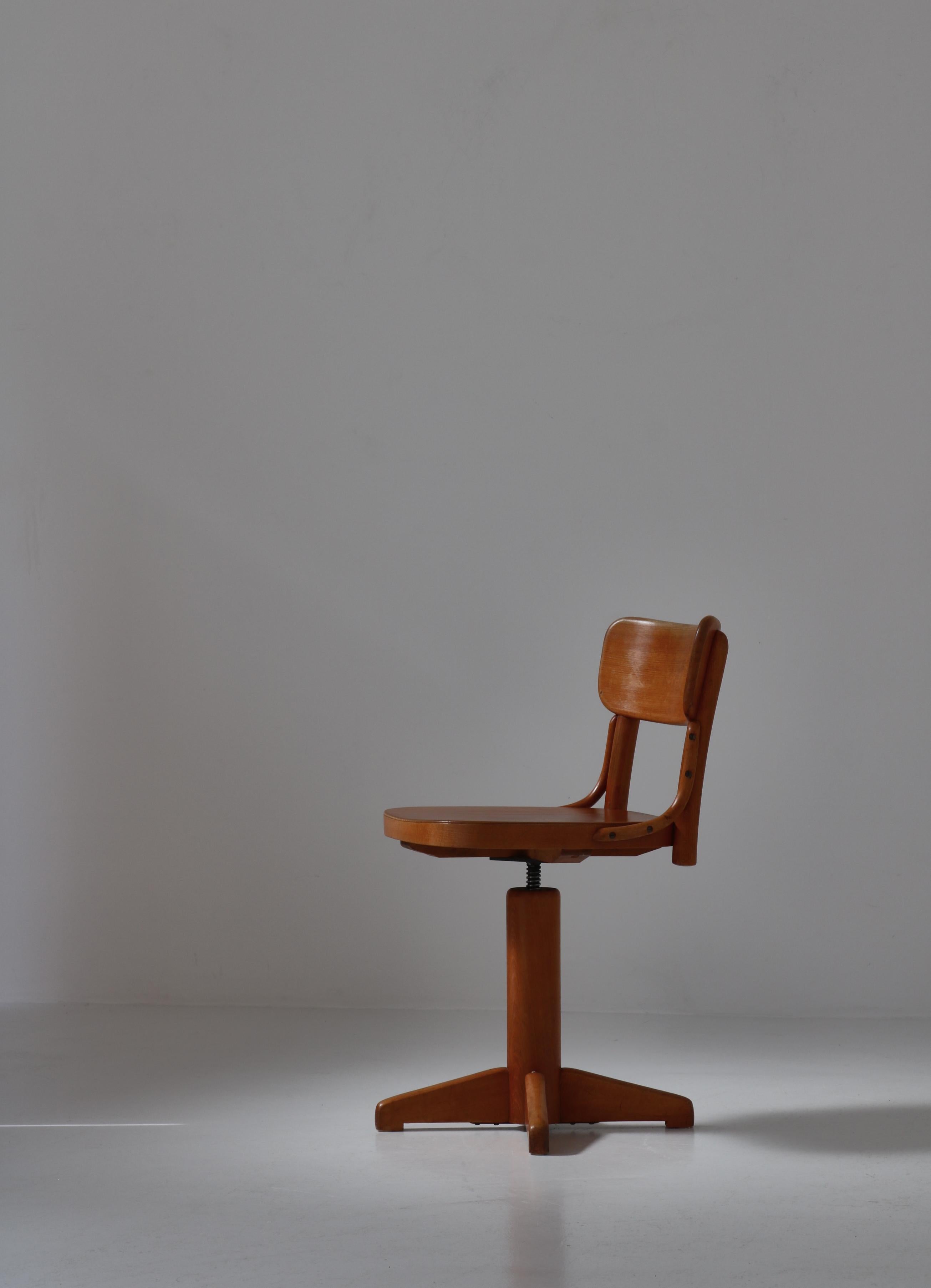 Drehstuhl „DAN“ von Fritz Hansen aus gebogenem Buchenholz von Magnus Stephensen, 1930er Jahre im Angebot 1