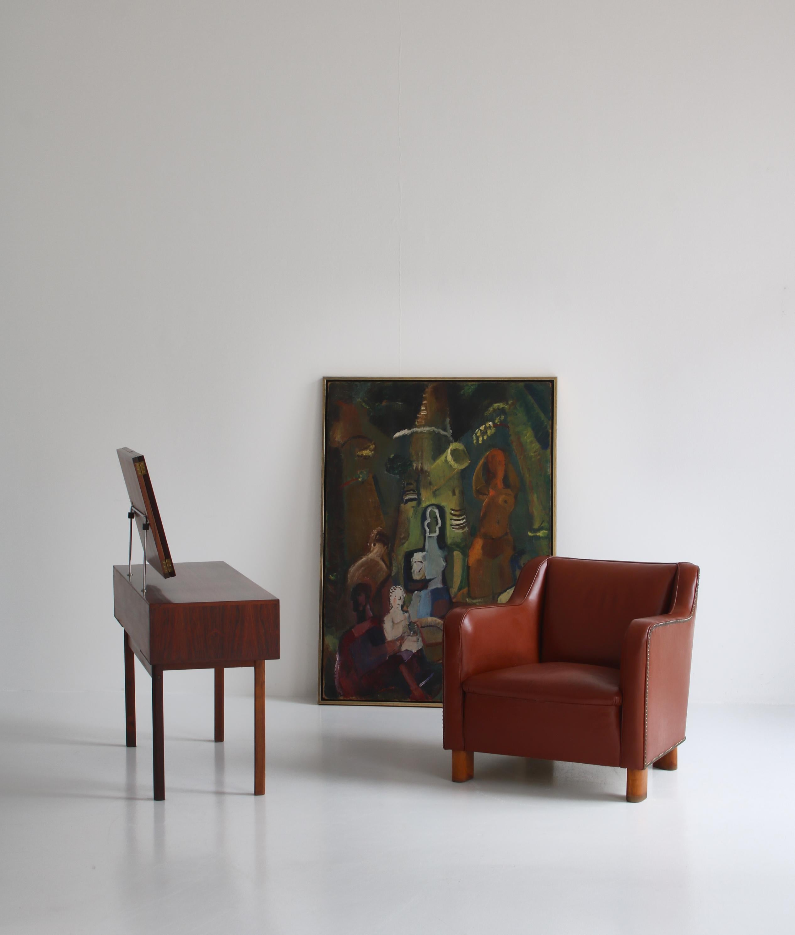 Bellissima e autentica poltrona moderna danese realizzata e progettata negli anni '40 da Fritz Hansen & Co., Copenhagen. La sedia è rivestita in pelle naturale originale con chiodi in ottone e le gambe sono in faggio tinto. Lo stile combina elementi