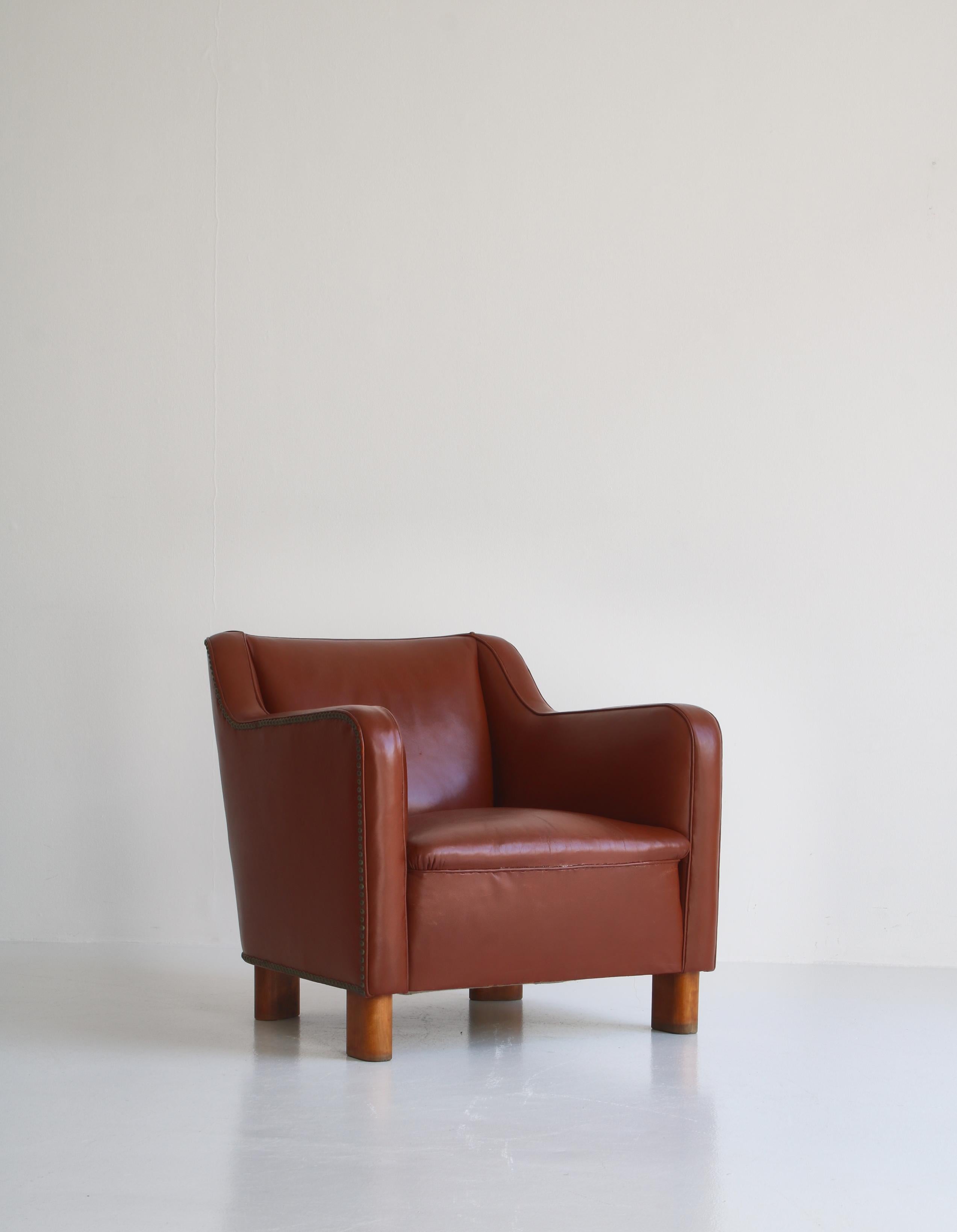 Scandinavian Modern Fritz Hansen Danish Modern Easy Chair in Leather and Beech, 1940s For Sale