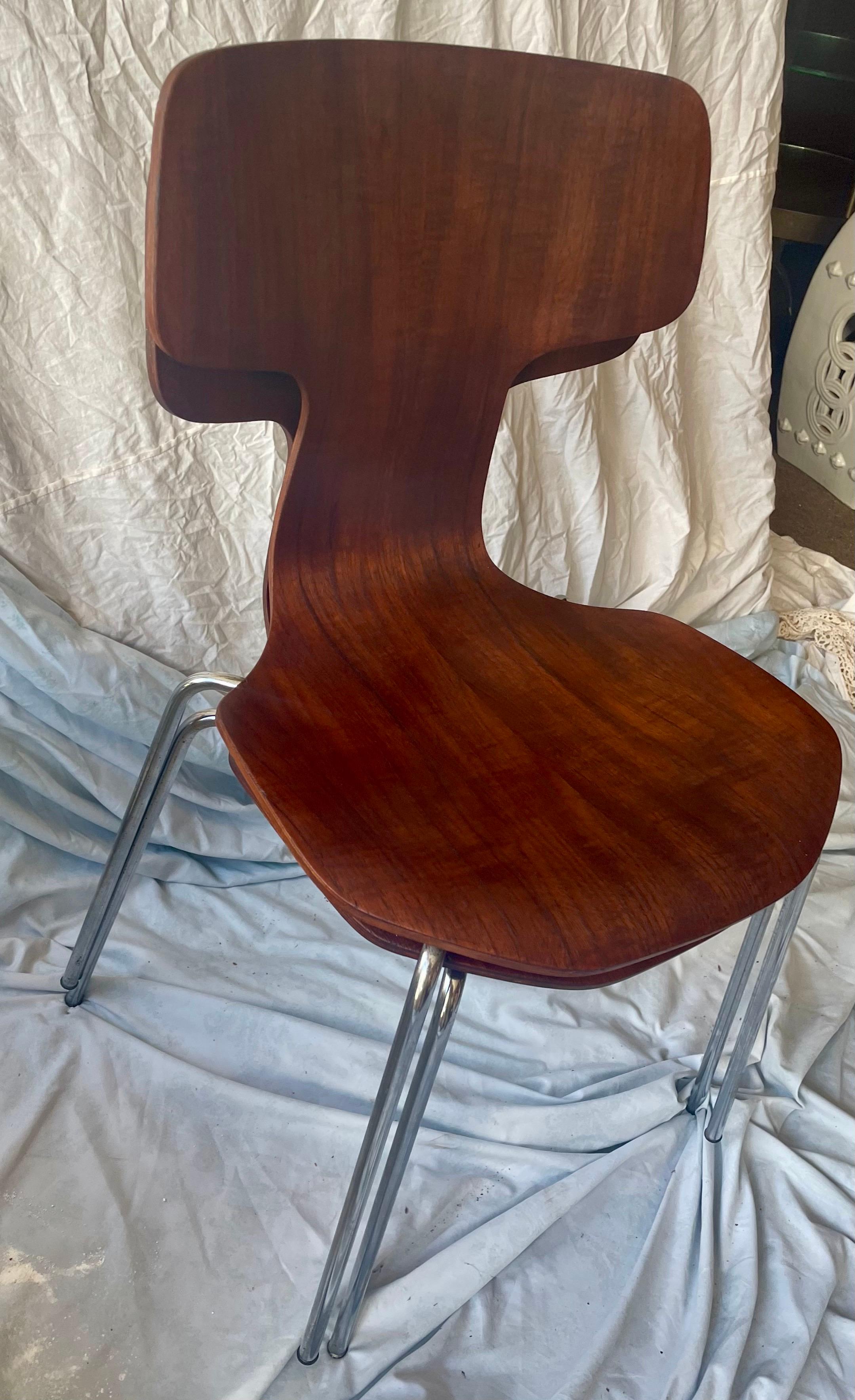 Fritz Hansen Dänemark 1974 Sperrholz Hammer Stackable Stühle Satz von 2 Refinished im Zustand „Relativ gut“ im Angebot in Clifton Forge, VA