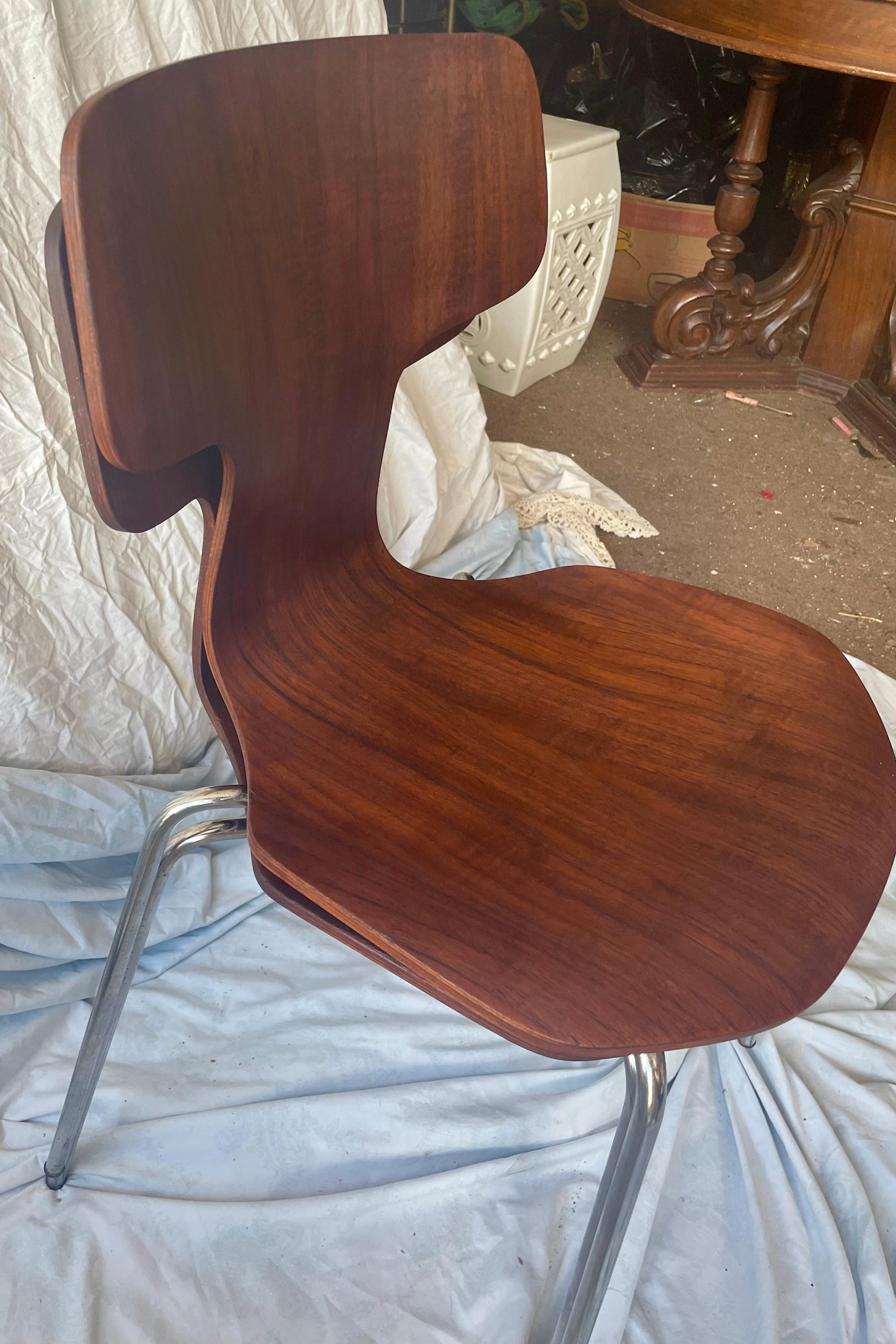 Fritz Hansen Dänemark 1974 Sperrholz Hammer Stackable Stühle Satz von 2 Refinished (Ende des 20. Jahrhunderts) im Angebot