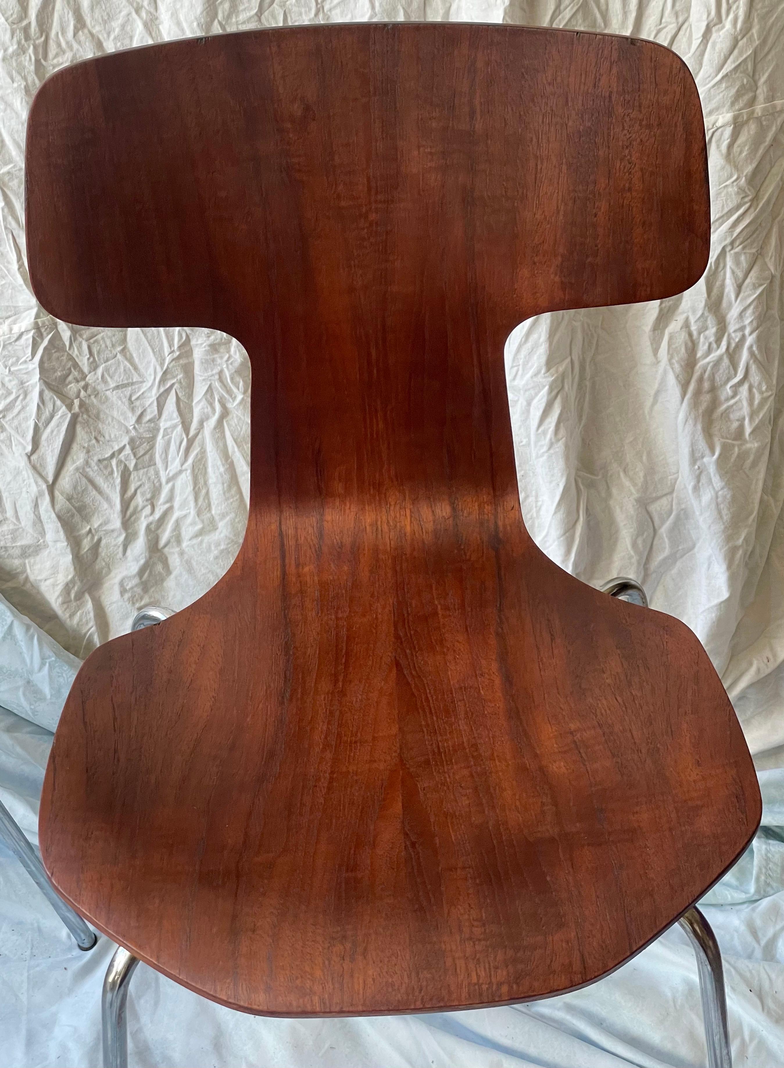 Fritz Hansen Dänemark 1974 Sperrholz Hammer Stackable Stühle Satz von 2 Refinished im Angebot 1