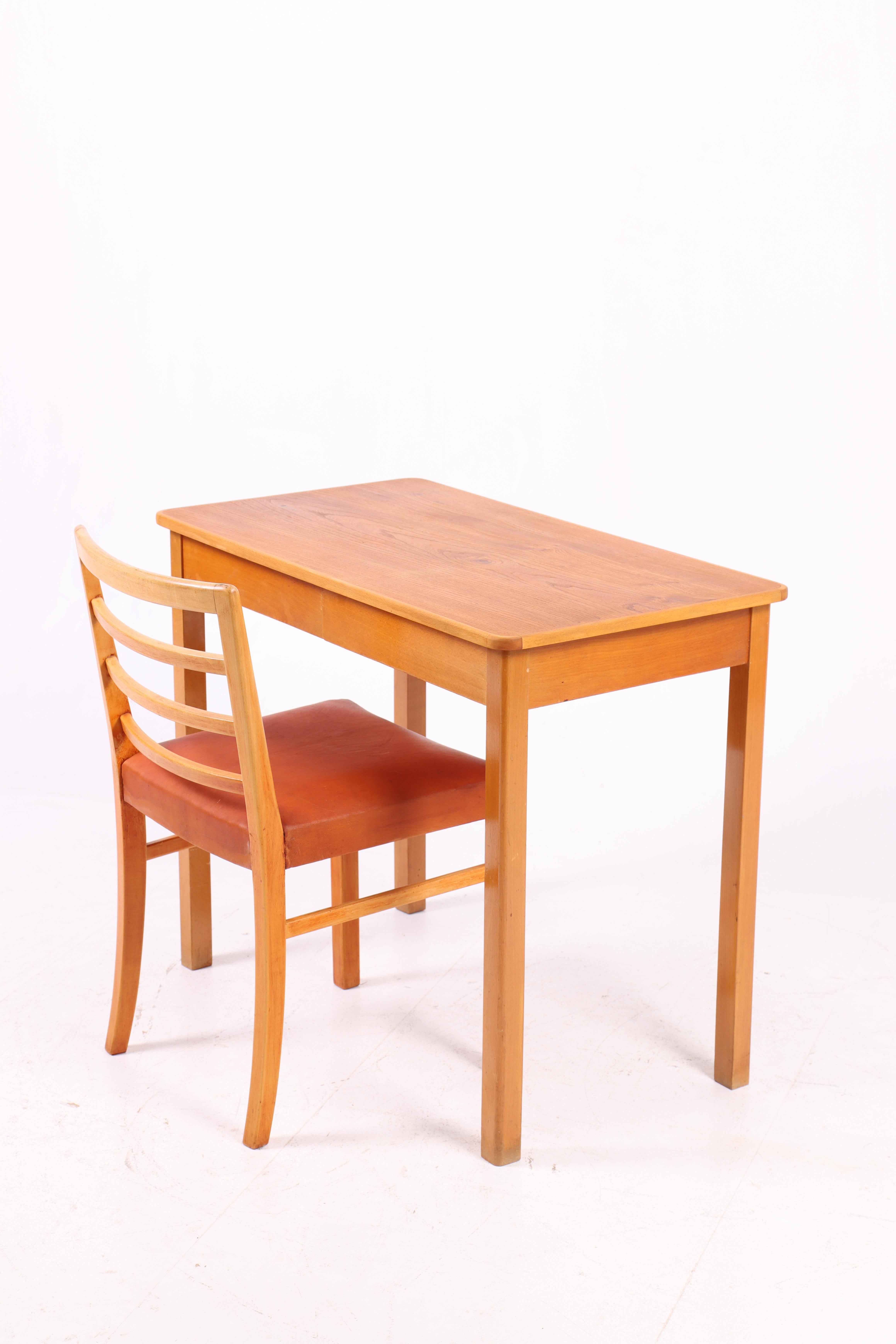 Bellissimo set composto da scrivania e sedia, progettato e prodotto da Fritz Hansen in Danimarca negli anni Quaranta. La scrivania è realizzata in olmo e faggio e presenta un pratico cassetto che enfatizza la funzionalità. La sedia, anch'essa