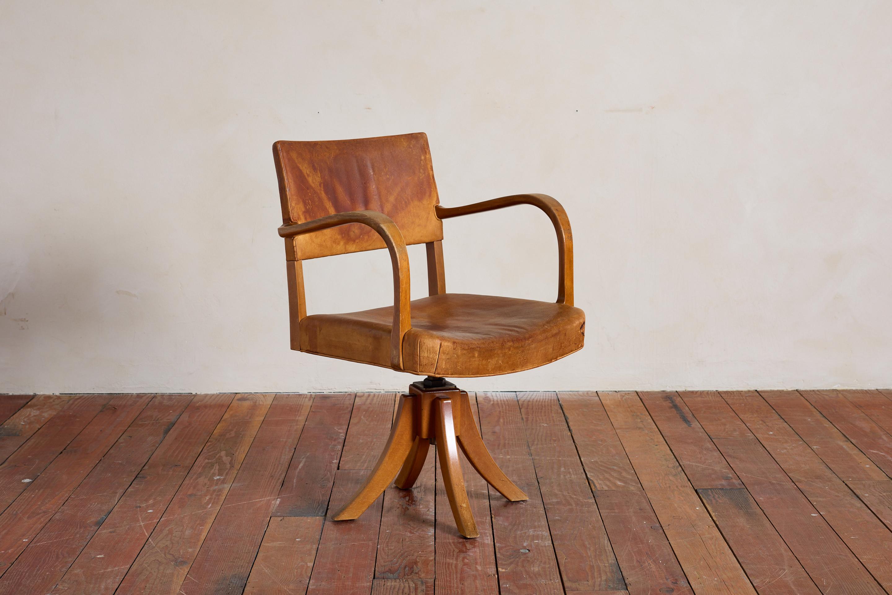 Atemberaubender Schreibtisch-Drehstuhl von Fritz Hansen, Dänemark 1930er Jahre

Perfekt gealtert mit geschwungenen Armen und skulpturalem Holzdrehfuß. 

Schön abgenutzte Lederpatina 

Sitzhöhe einstellbar.

Die Marke 