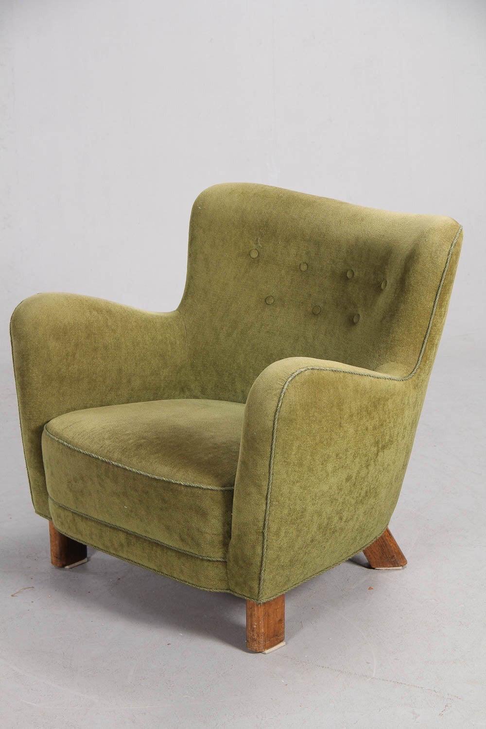 Fritz Hansen easy chair, model 1669, circa 1930s. 

Sculptural chair re-upholstered in beige sheepskin, legs of stained beech. All work carried out as original with filling in organic materials and bottom finish with nails.

The chair will be