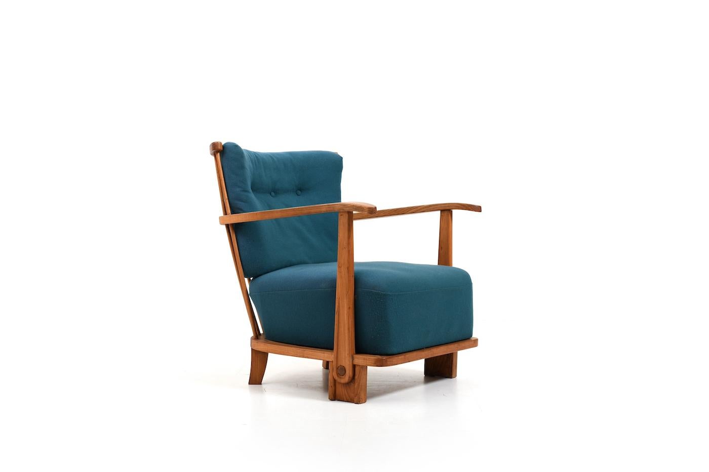 Old Fritz Hansen chair, model 1590 in elm wood oak and upholstered in petrol fabric. Produced in Denmark, early 1940s. In good old condition with patina.