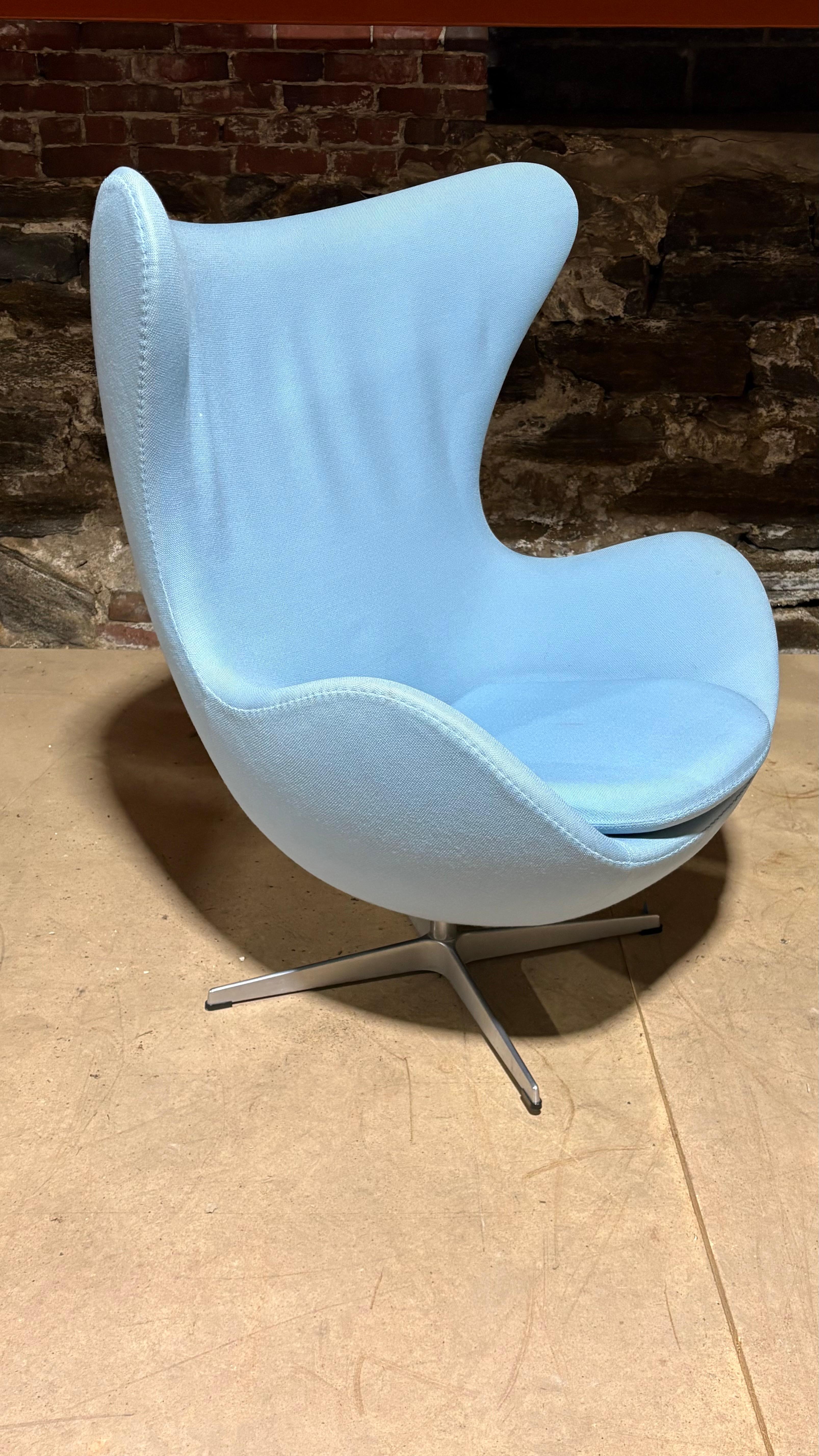 Fritz Hansen Eierstuhl aus hellblauem Stoff (Moderne) im Angebot