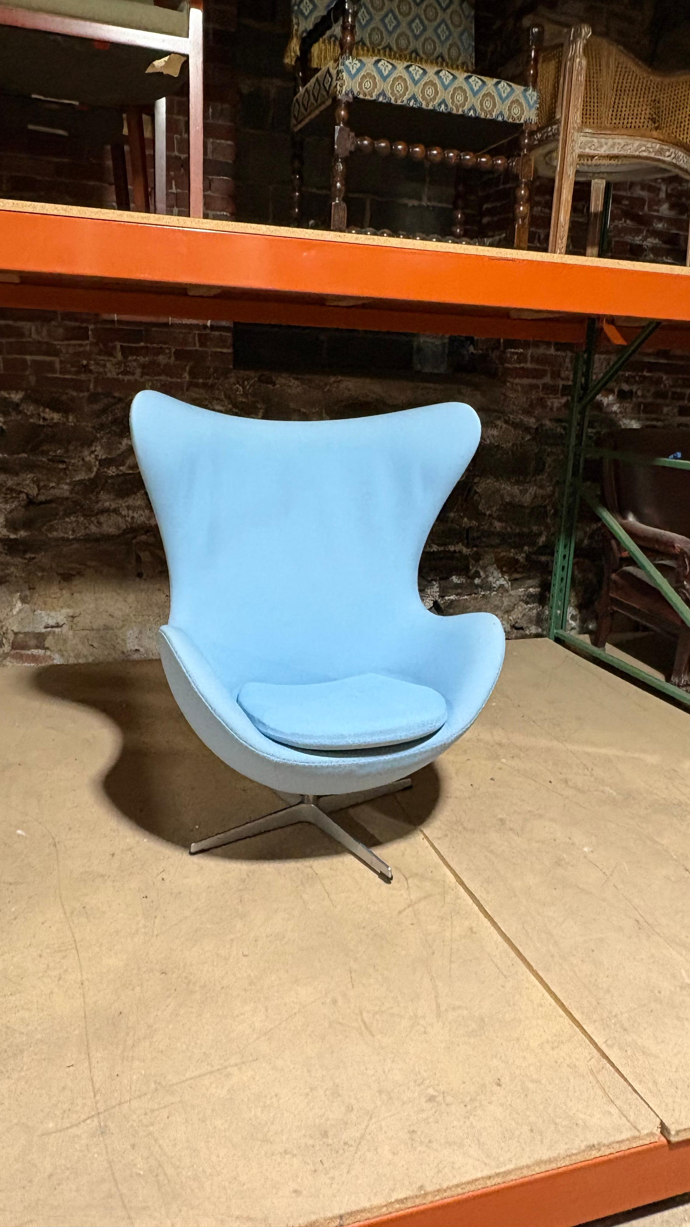 Fritz Hansen Eierstuhl aus hellblauem Stoff (Polnisch) im Angebot