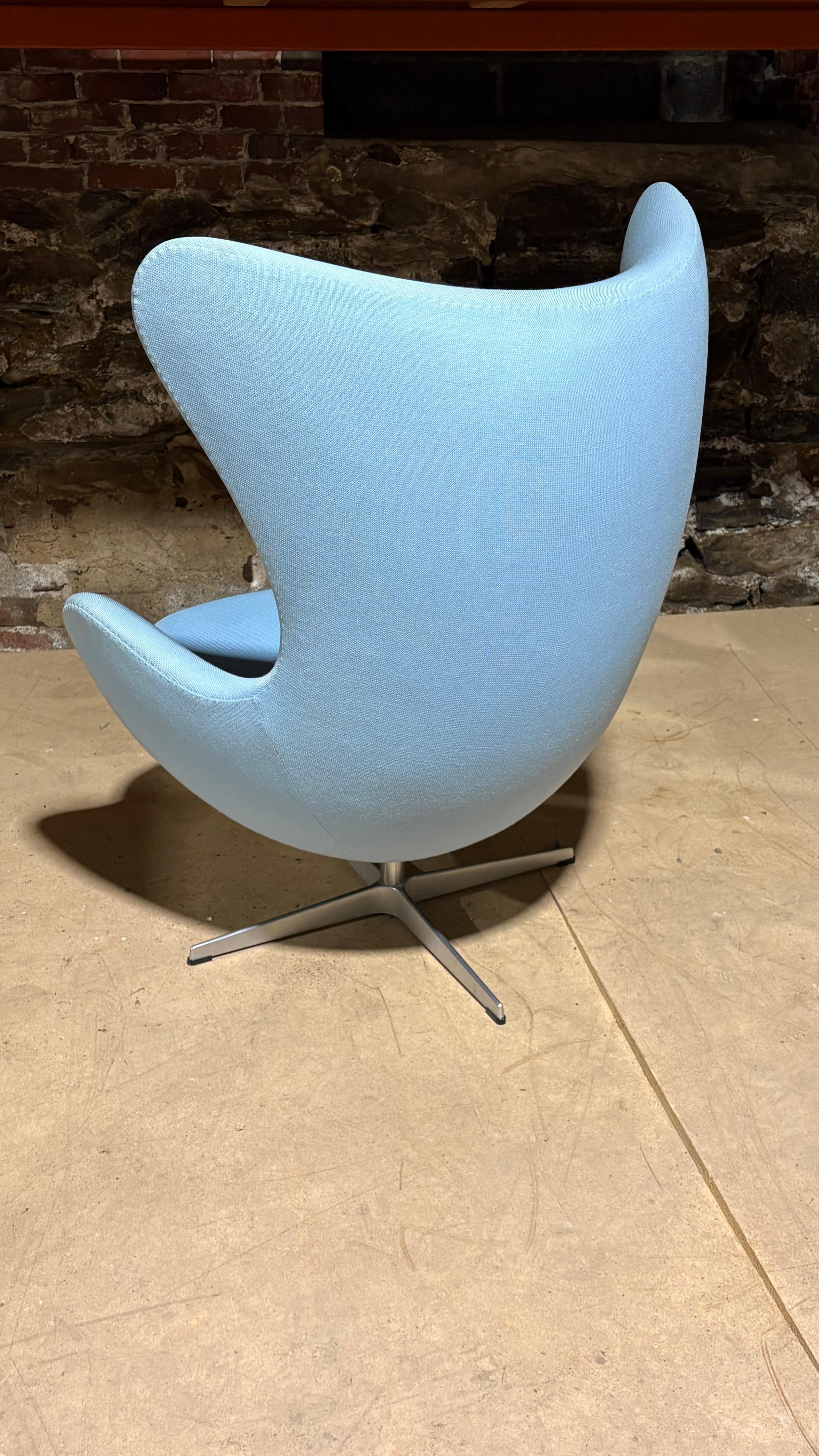 Fritz Hansen Eierstuhl aus hellblauem Stoff im Zustand „Gut“ im Angebot in New York, NY