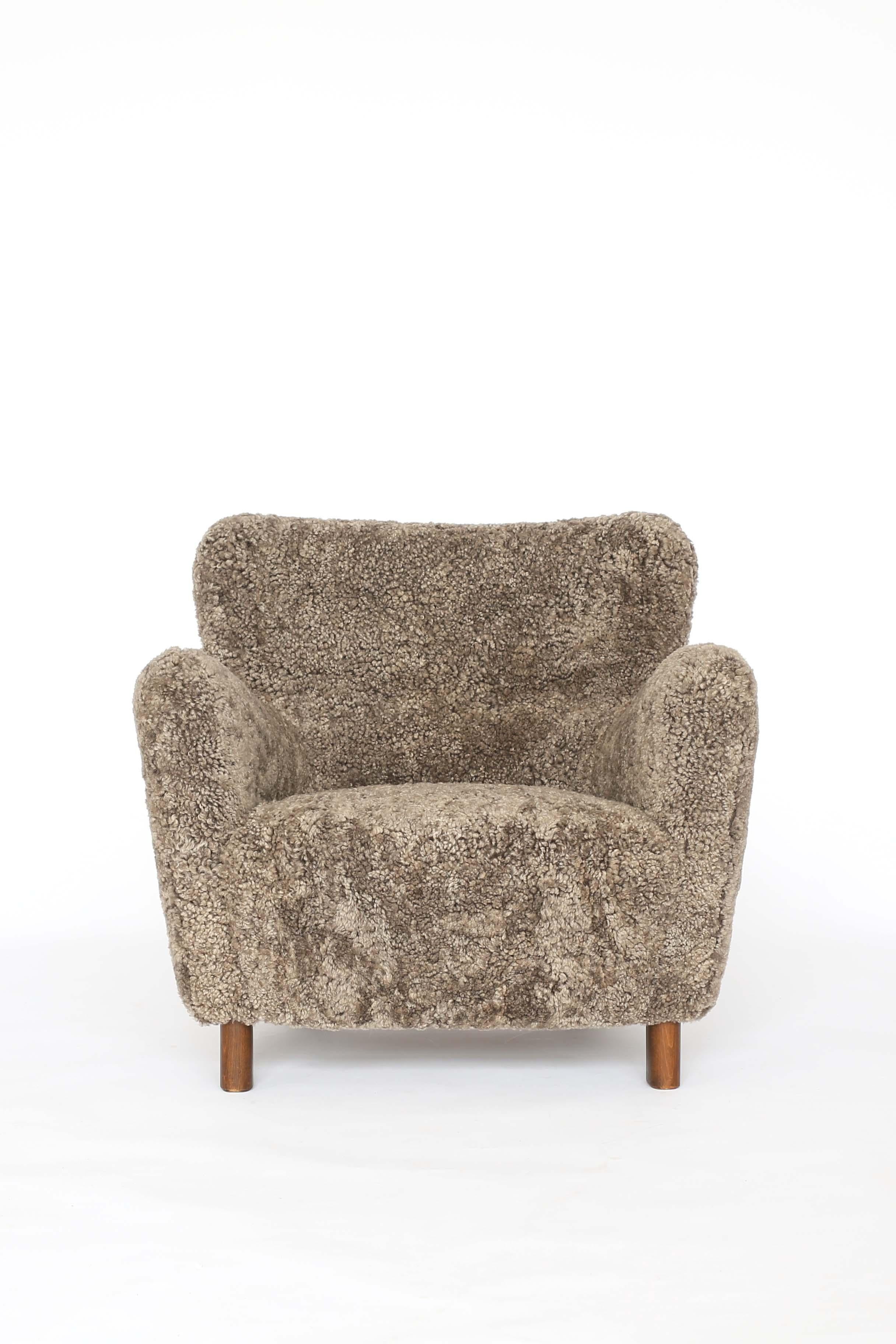 Fauteuil sculptural de Fritz Hansen, modèle 1669. 

NOTE : Disponible en chaise simple, en paire et avec le canapé assorti, modèle 1669A. 

Conçue au début des années 1940 et fabriquée par Fritz Hansen sous le modèle 1669. 

Pieds en hêtre teinté,