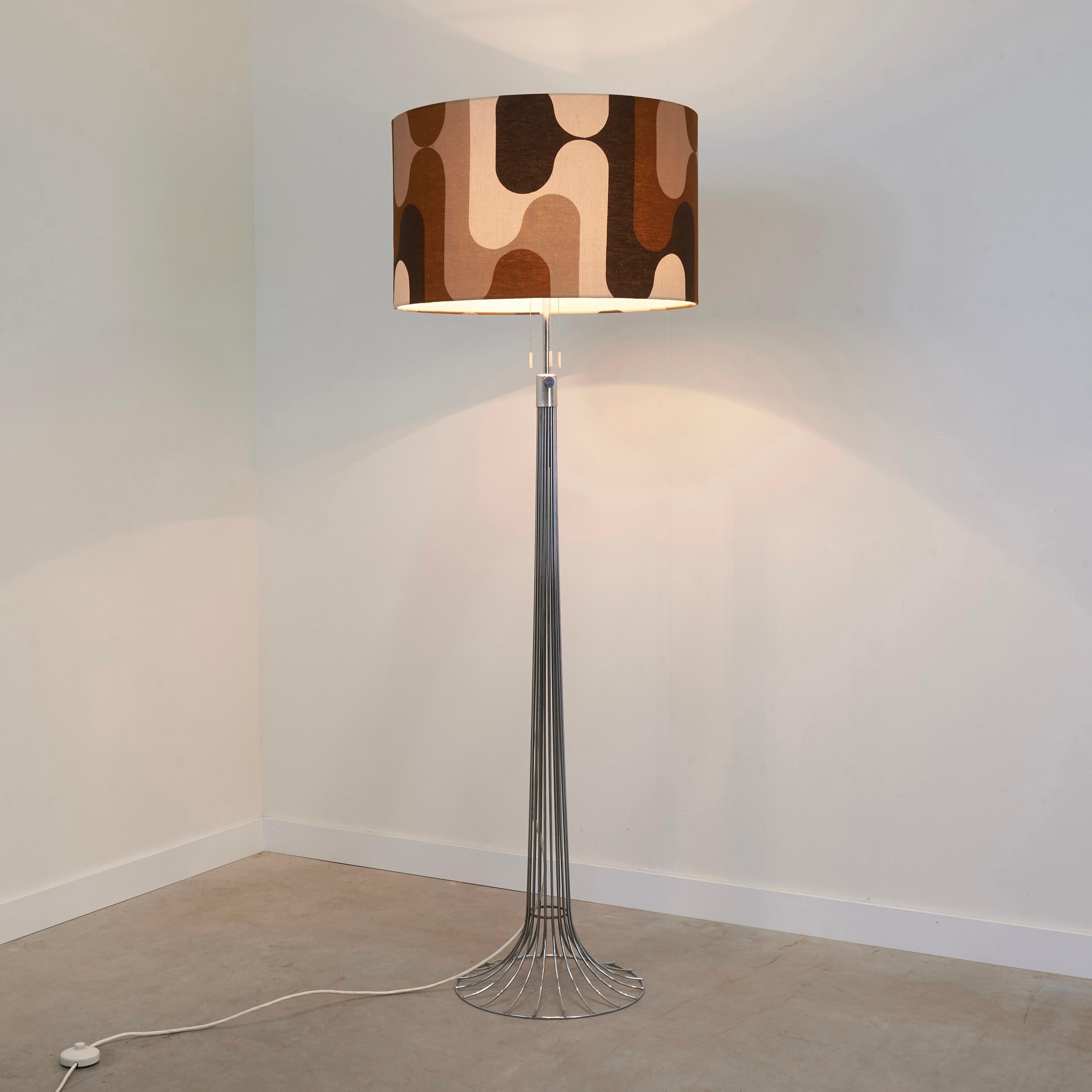 Vintage design floor lamp Fritz Hansen, Danish design from the 1960s.
Metal wire base and fabric lamp shade; in this version with the rare Verner Panton Mira X style pattern.
Lamp is in very good condition.