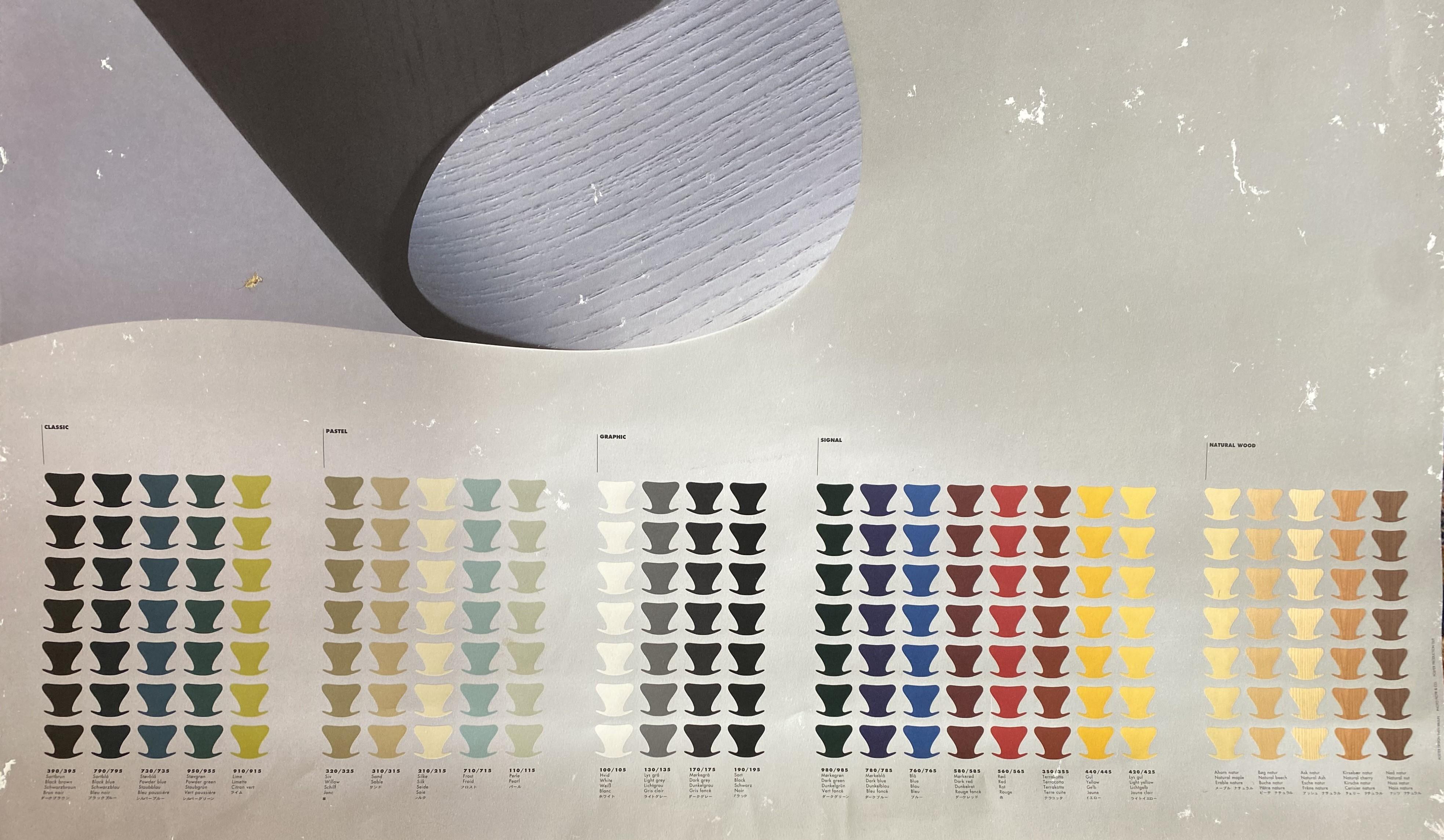 Voici une très rare et désirable affiche de mobilier du designer danois Arne Jacobsen pour Fritz Hansen représentant la chaise serie 7 ou chaise papillon dans une variété de différentes couleurs disponibles.

Arne Jacobsen (danois, 1902-1971) était