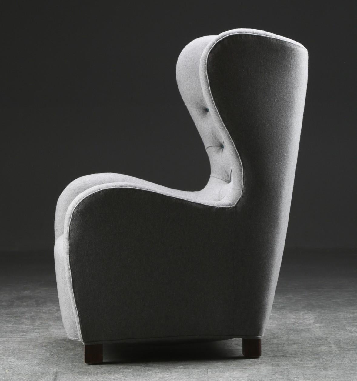 Fritz Hansen:: Hochlehner / Lounge Chair:: Stoff und gebeizte Buche:: Dänemark:: 1940er Jahre (Skandinavische Moderne)