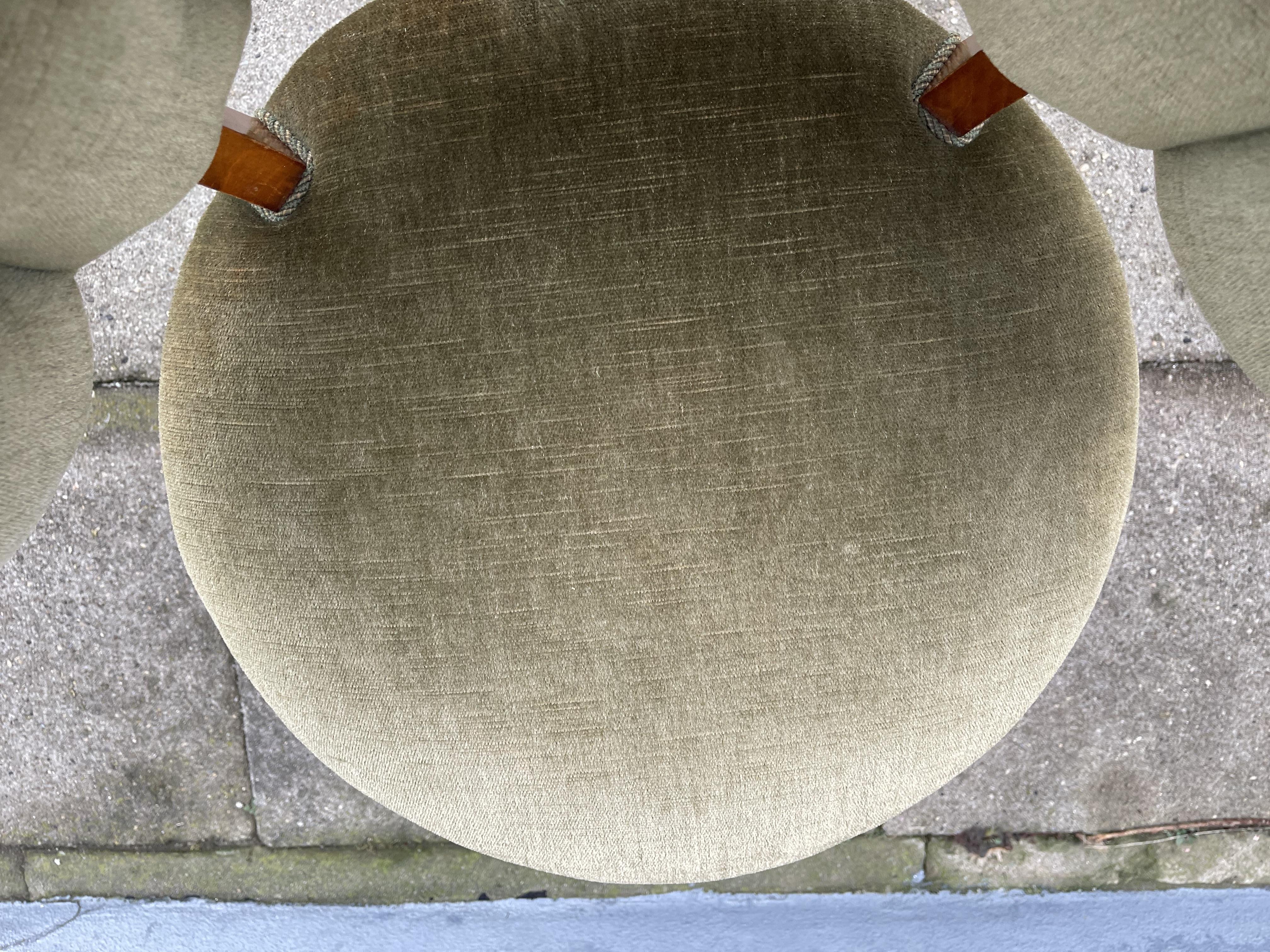 Silla tocador de señora Fritz Hansen en haya y terciopelo verde oliva, años 40 1