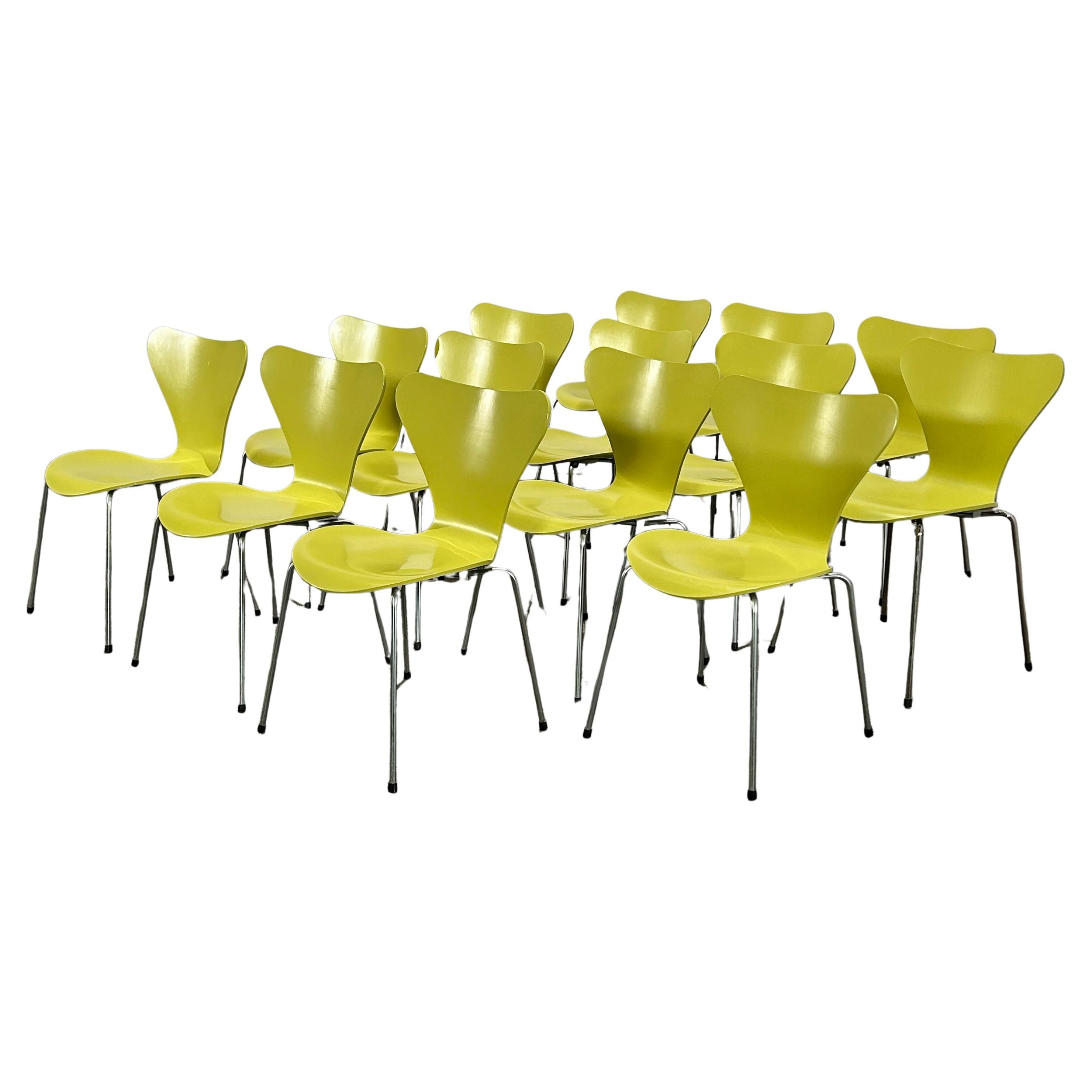 Fritz Hansen Lime Citron Series 7 Dining Chairs by Arne Jacobsen, Set of 14 im Angebot