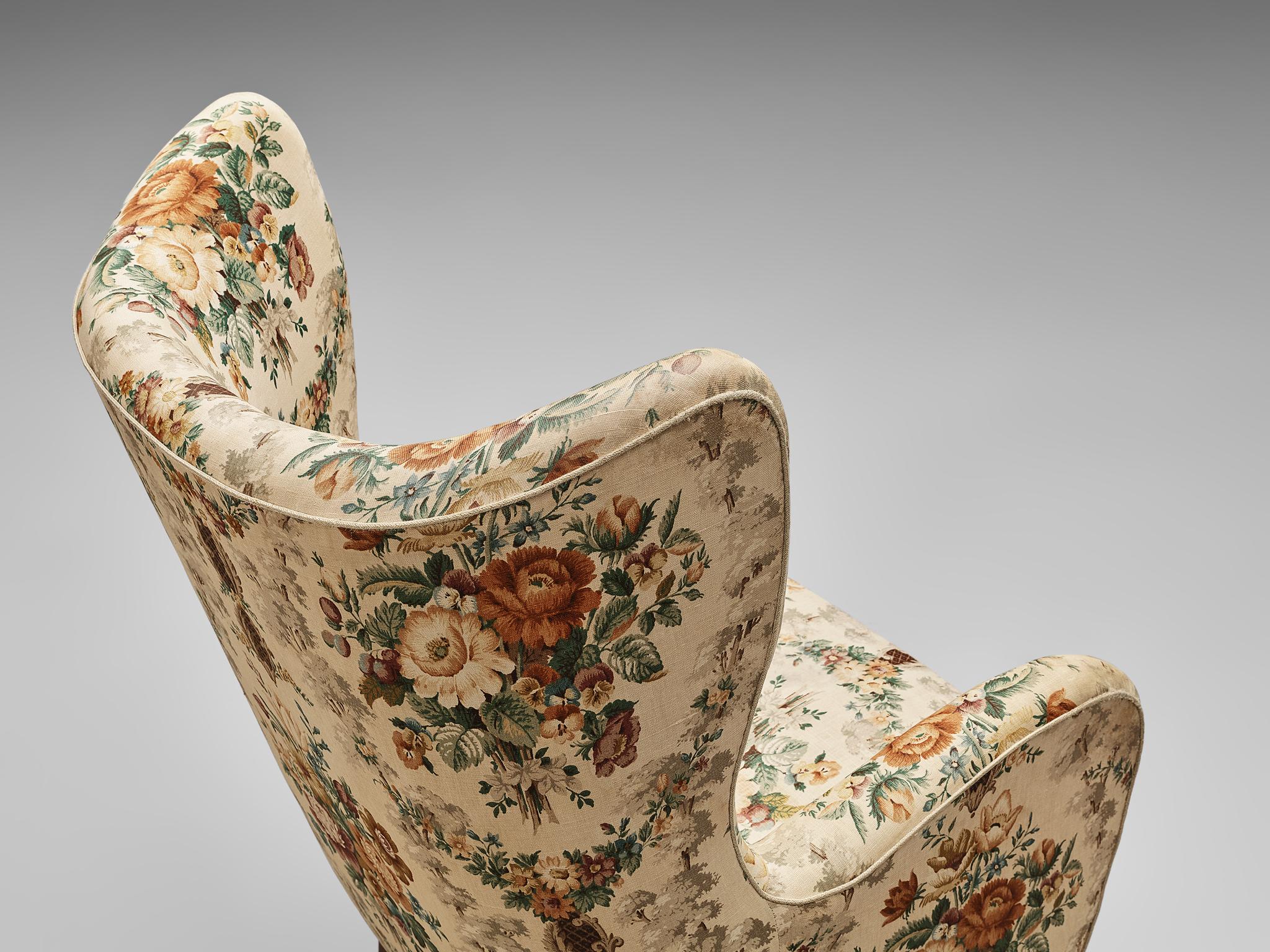 Fritz Hansen Lounge Chair in Flower Upholstery In Good Condition In Waalwijk, NL