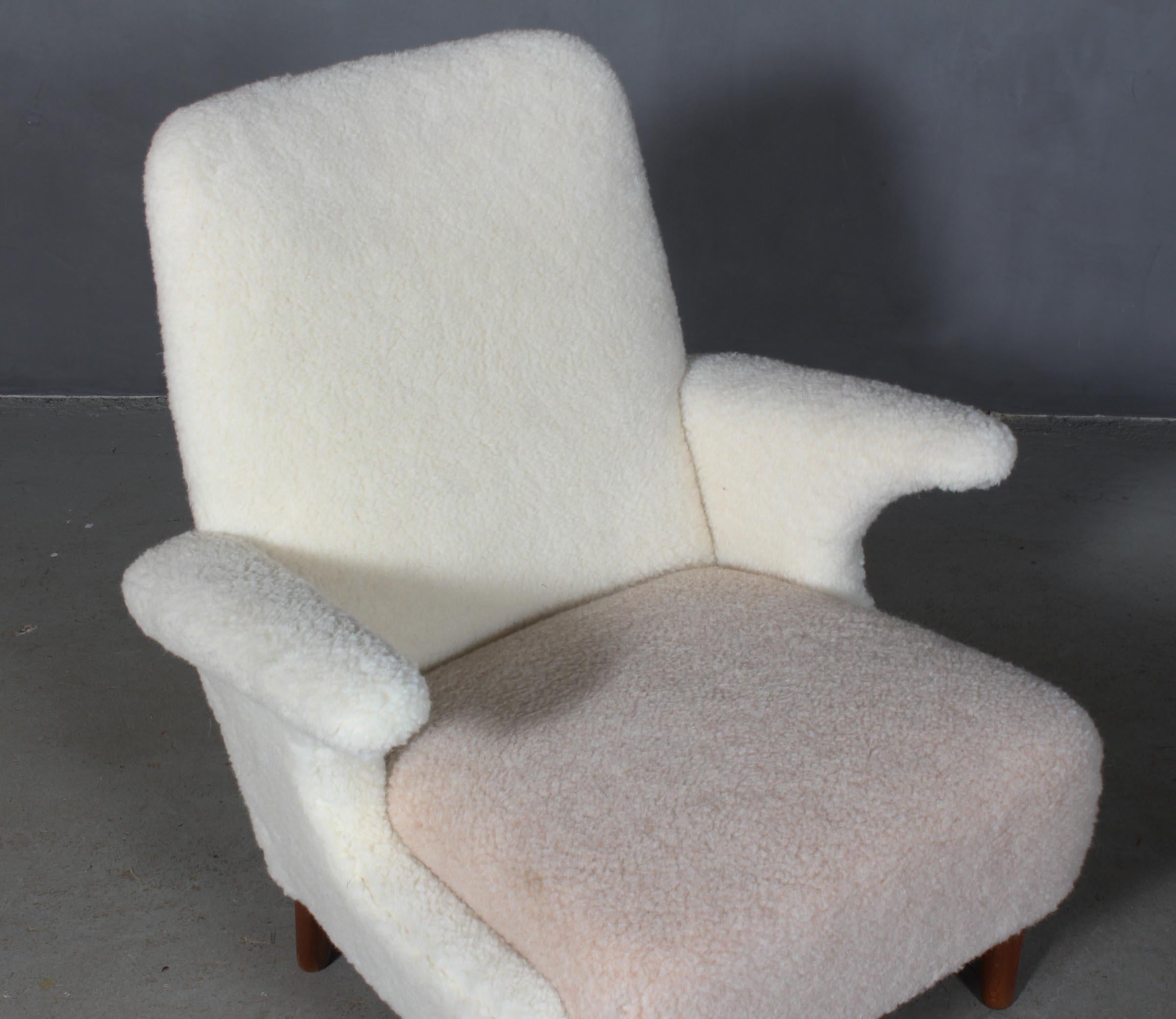 Fritz Hansen, lounge chair new upholstered with two tone lambswool.

Legs of solid oak.

Made by Fritz Hansen in the 1950s.